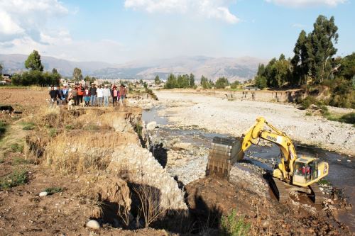 Con apoyo de maquinaria pesada ejecutan trabajos de descolmatación en el cauce del río Chilca, en especial en zonas declaradas en riesgo de inundación, en la provincia de Huancayo.