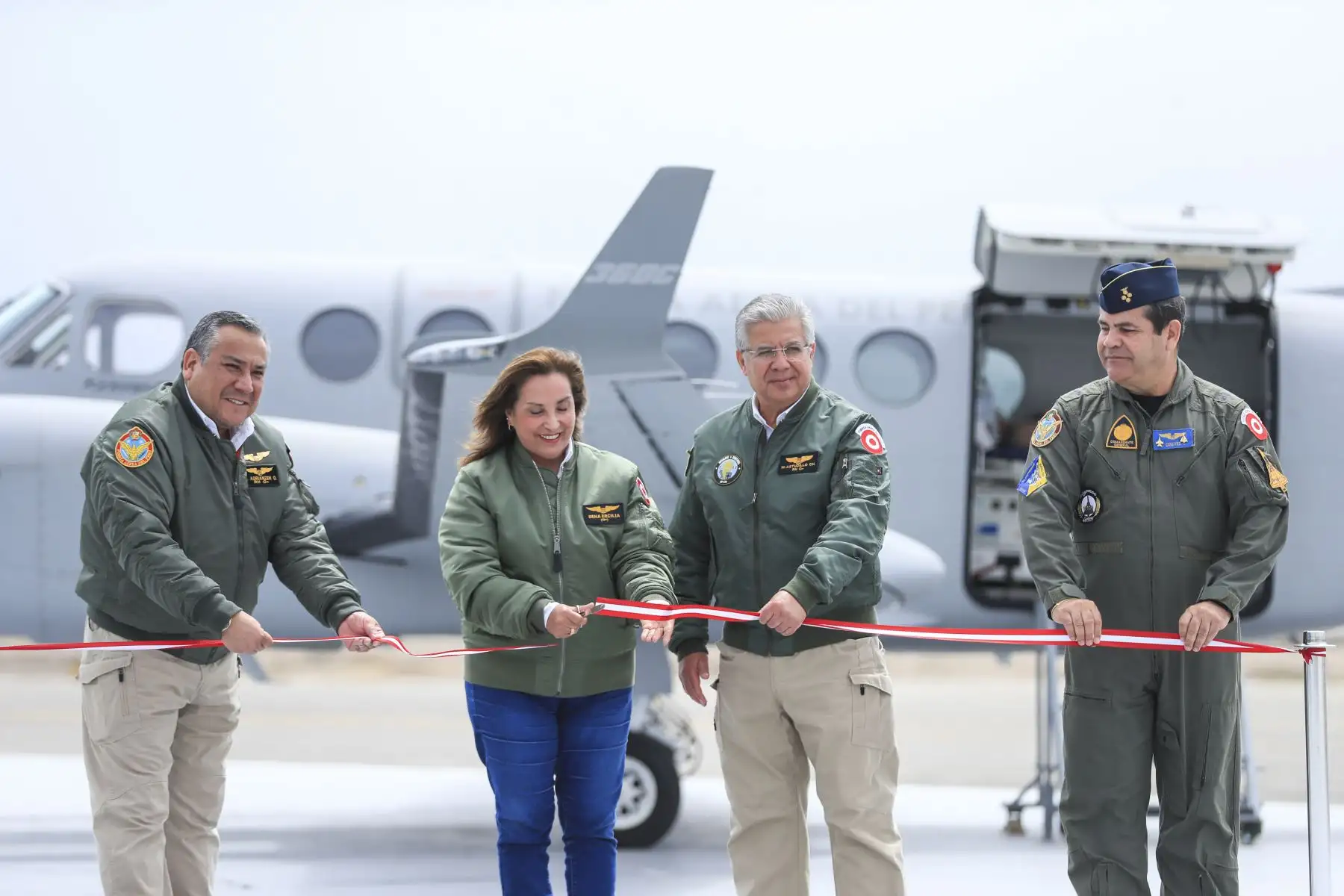 La señora Presidenta de la República participó en la Ceremonia de presentación de la Aeronave Beechraft King Air 360C, que se realizará en la Base Aérea “Las Palmas”