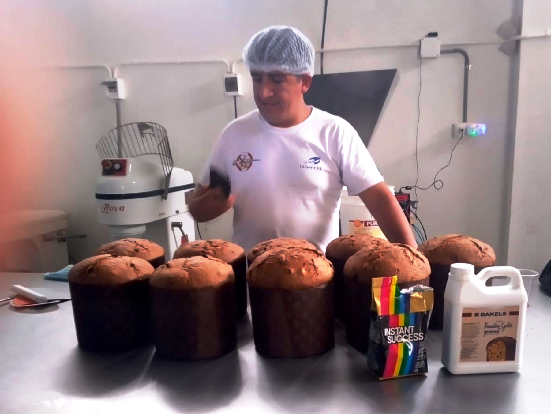 El maestro panadero cajamarquino Eliseo Ocas Pinedo elaboró un original panetón a base de maíz morado INIA 601, con pecanas y almendras, que promete ser la sensación en la campaña navideña.  ANDINA/Difusión