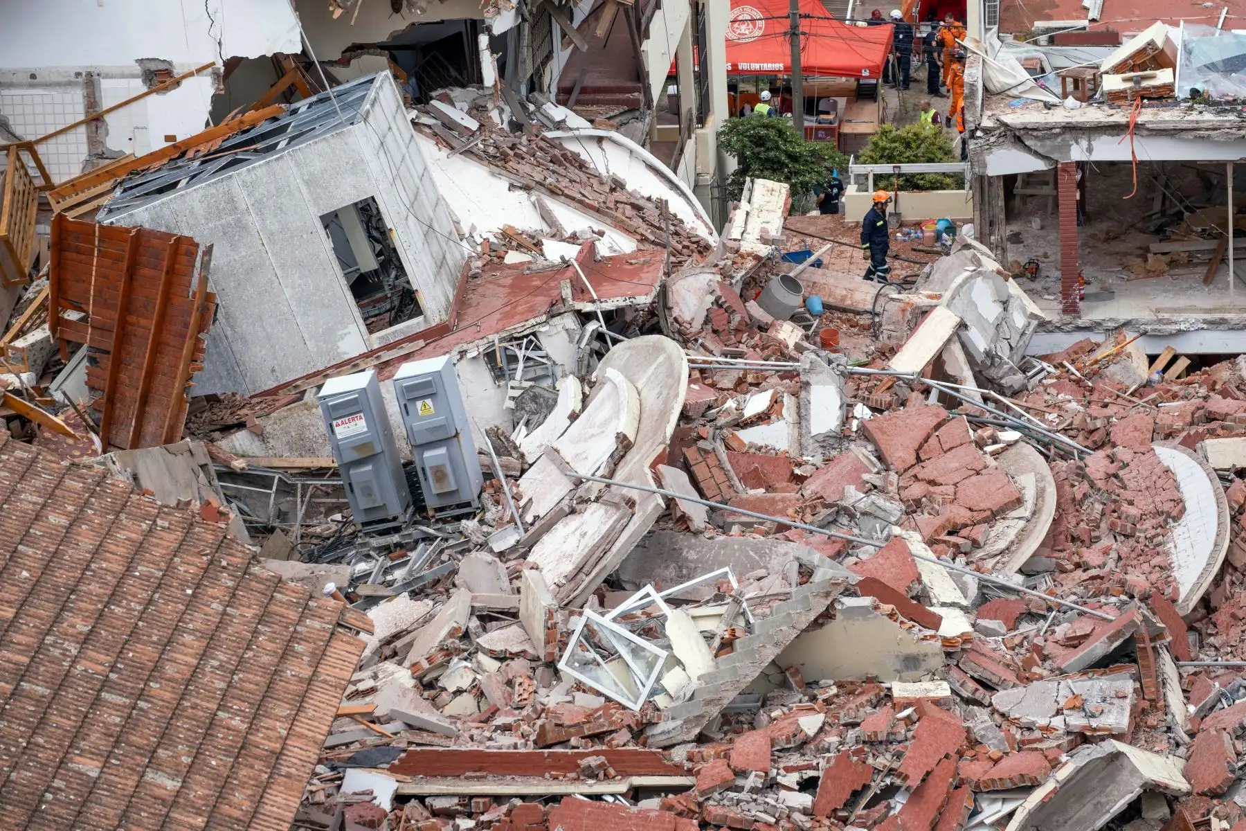 Rescatistas buscan a personas desaparecidas tras el derrumbe del Hotel Dubrovnik en la localidad balnearia de Villa Gesell, provincia de Buenos Aires.  Un anciano murió y una decena de personas están desaparecidas tras el derrumbe del edificio de diez pisos que albergaba un hotel el martes en la localidad balnearia argentina de Villa Gesell.
Foto: ANDINA/ AFP