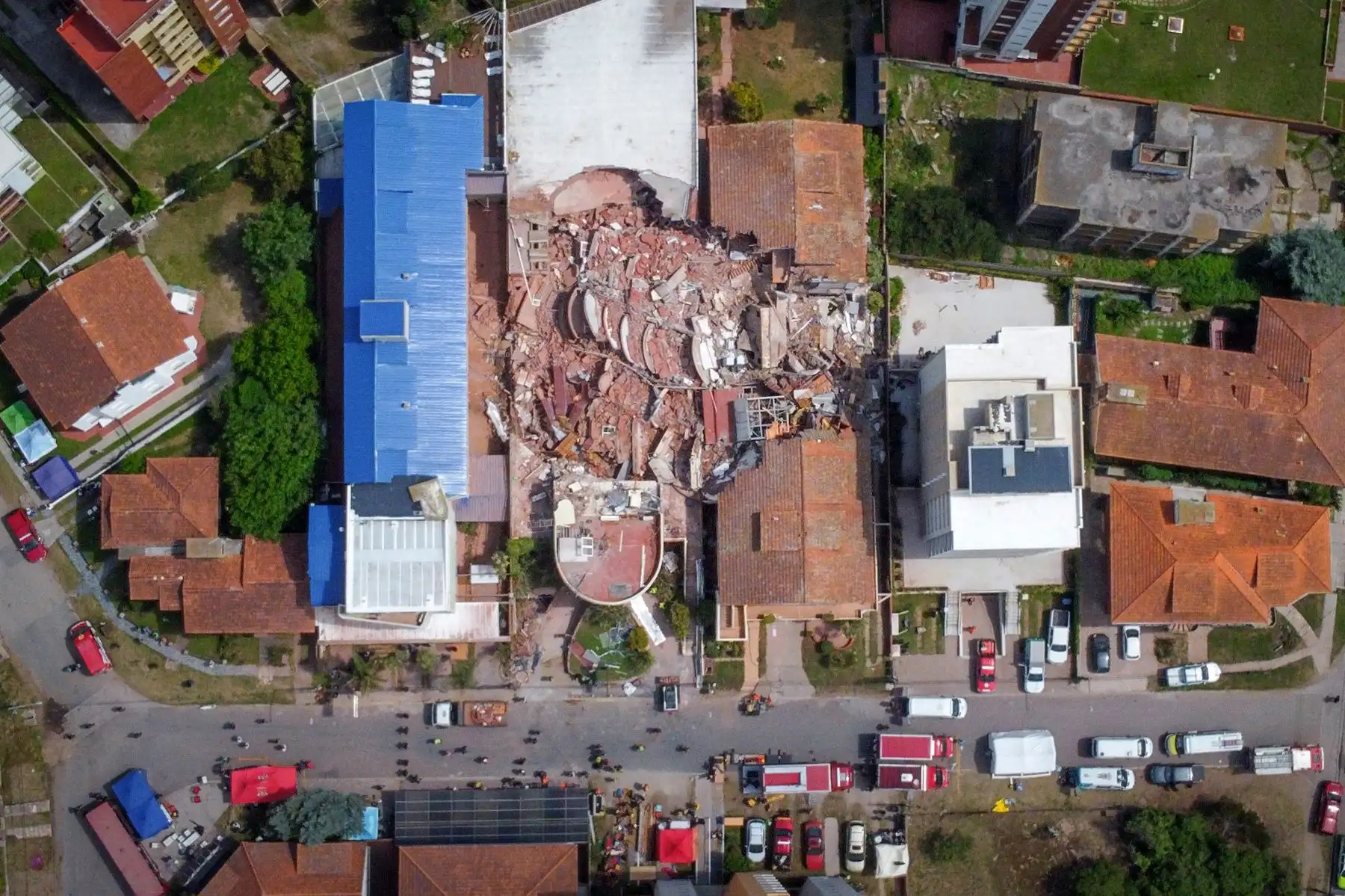 Vista aérea del Hotel Dubrovnik luego de que se derrumbara en la ciudad costera de Villa Gesell, provincia de Buenos Aires. Un anciano murió y una docena de personas están desaparecidas luego de que un edificio de diez pisos que albergaba un hotel se derrumbara el martes en el balneario argentino de Villa Gesell. Foto: ANDINA/ AFP