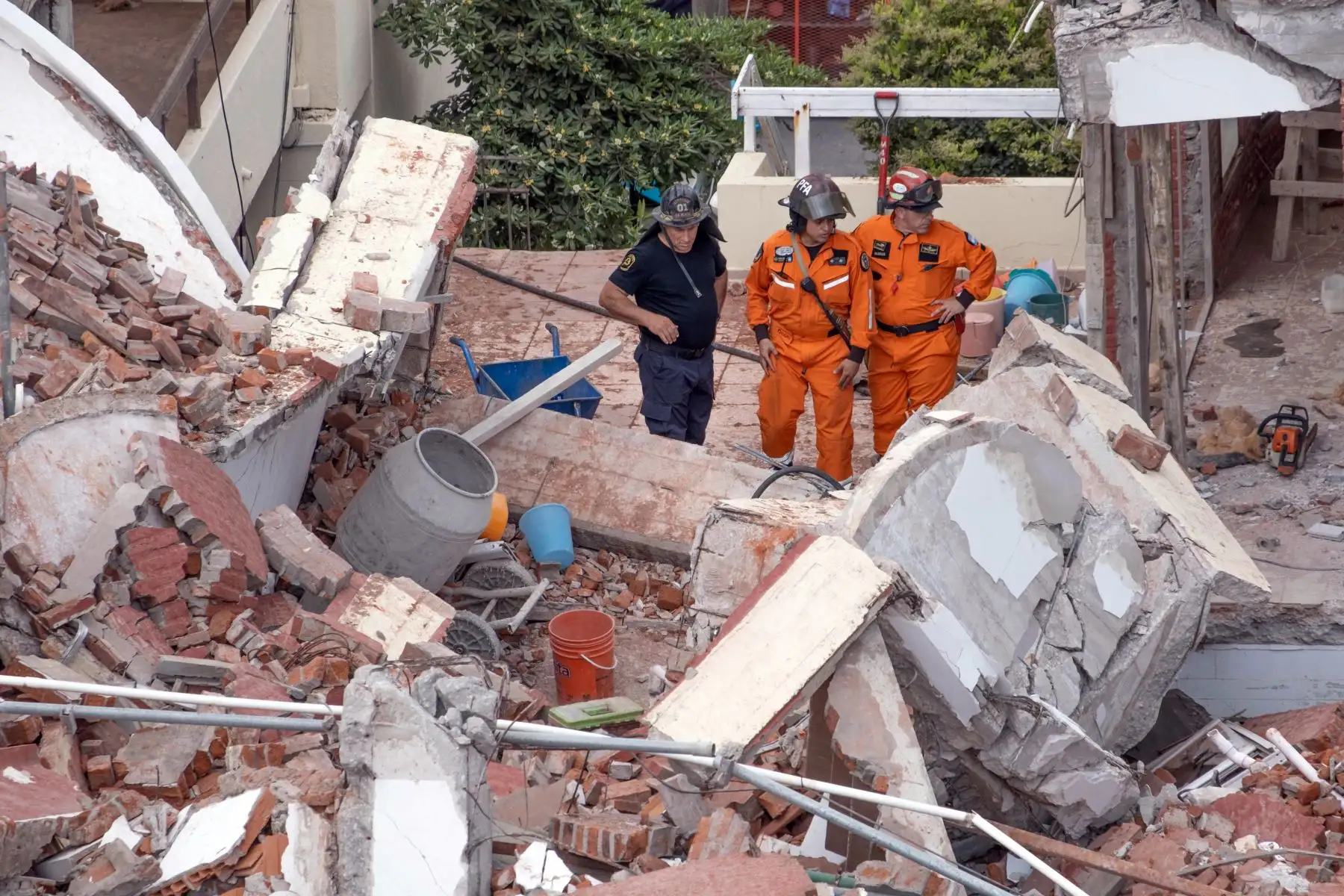 Rescatistas buscan a personas desaparecidas tras el derrumbe del Hotel Dubrovnik en la localidad balnearia de Villa Gesell, provincia de Buenos Aires. Un anciano murió y una decena de personas están desaparecidas tras el derrumbe del edificio de diez pisos que albergaba un hotel el martes en la localidad balnearia argentina de Villa Gesell. Foto. ANDINA/AFP