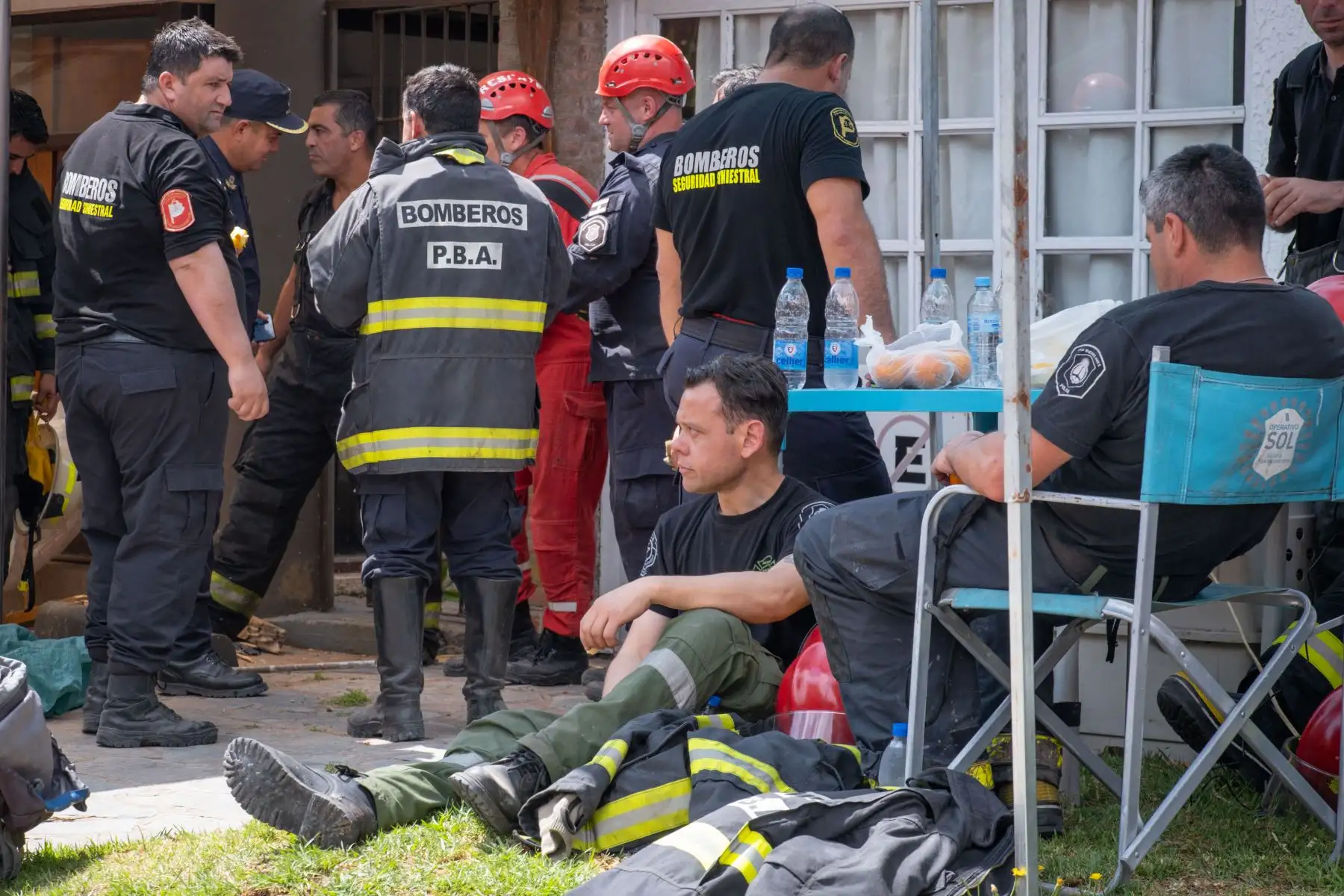 Bomberos descansan tras el derrumbe del Hotel Dubrovnik en la localidad balnearia de Villa Gesell, provincia de Buenos Aires. Un anciano murió y una decena de personas están desaparecidas tras el derrumbe del edificio de diez pisos que albergaba un hotel el martes en la localidad balnearia argentina de Villa Gesell. Foto: ANDINA/AFP