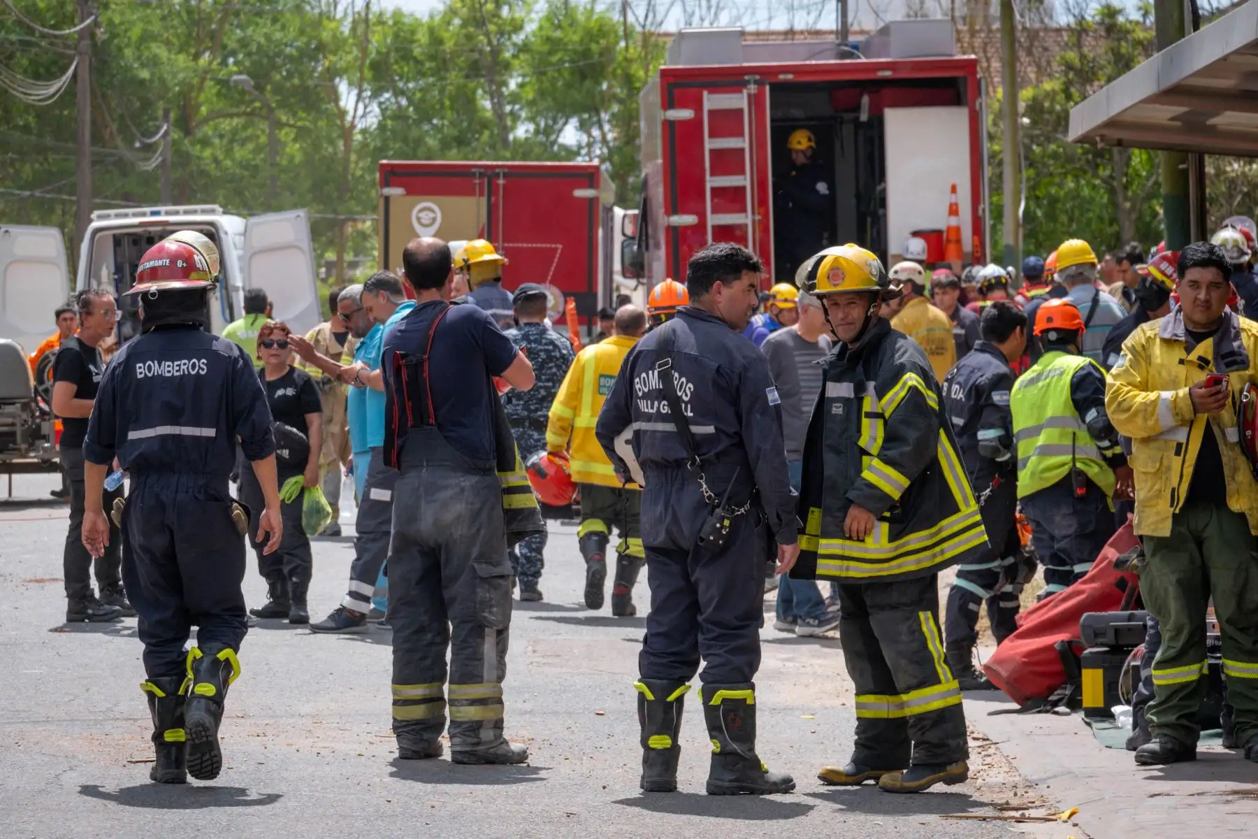 Policías y bomberos trabajan tras el derrumbe del Hotel Dubrovnik en la localidad balnearia de Villa Gesell, provincia de Buenos Aires. Un anciano murió y una decena de personas están desaparecidas tras el derrumbe del edificio de diez pisos que albergaba un hotel en la localidad balnearia argentina de Villa Gesell. Foto. ANDINA/AFP