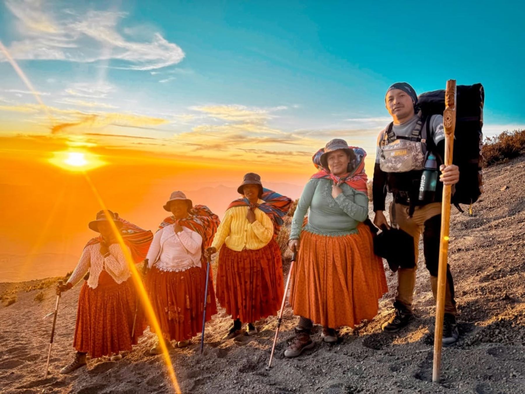 "Cholitas escaladoras" se llama el grupo de montañistas bolivianas que llegó a la cima del volcán Misti, la emblemática montaña ubicada en Arequipa, como parte de su preparación para escalar el Everest, la montaña más alta del mundo.: ANDINA/Difusión