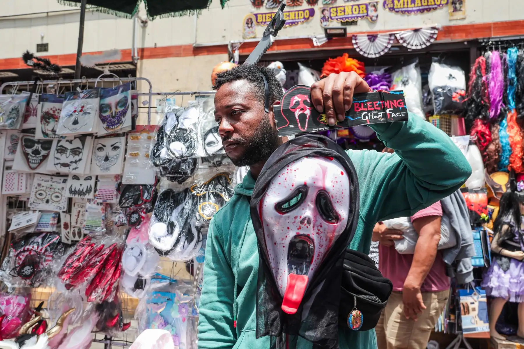 Comerciantes del Mercado Central venden disfraces y máscaras de Halloween días previos al 31 de octubre. Foto: ANDINA/ Connie Calderon