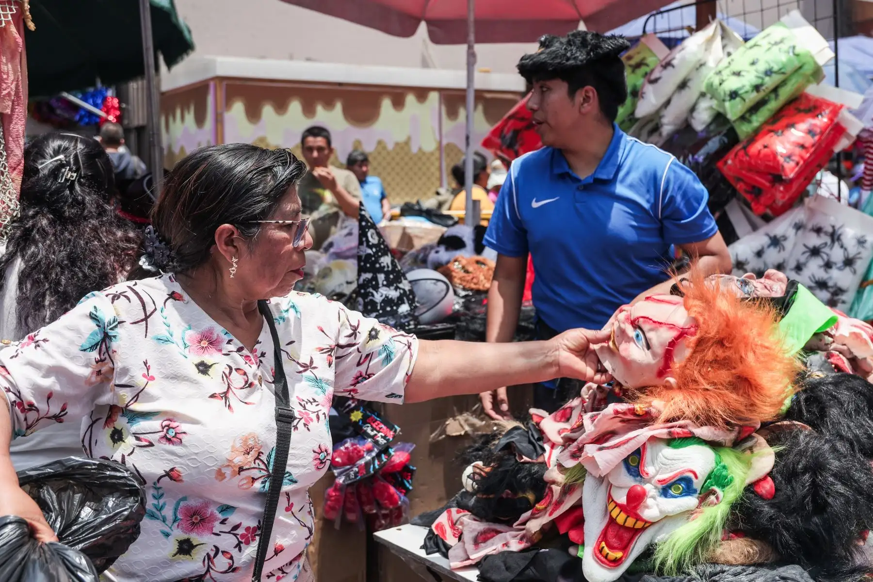 Comerciantes del Mercado Central venden disfraces y máscaras de Halloween días previos al 31 de octubre. Foto: ANDINA/ Connie Calderon