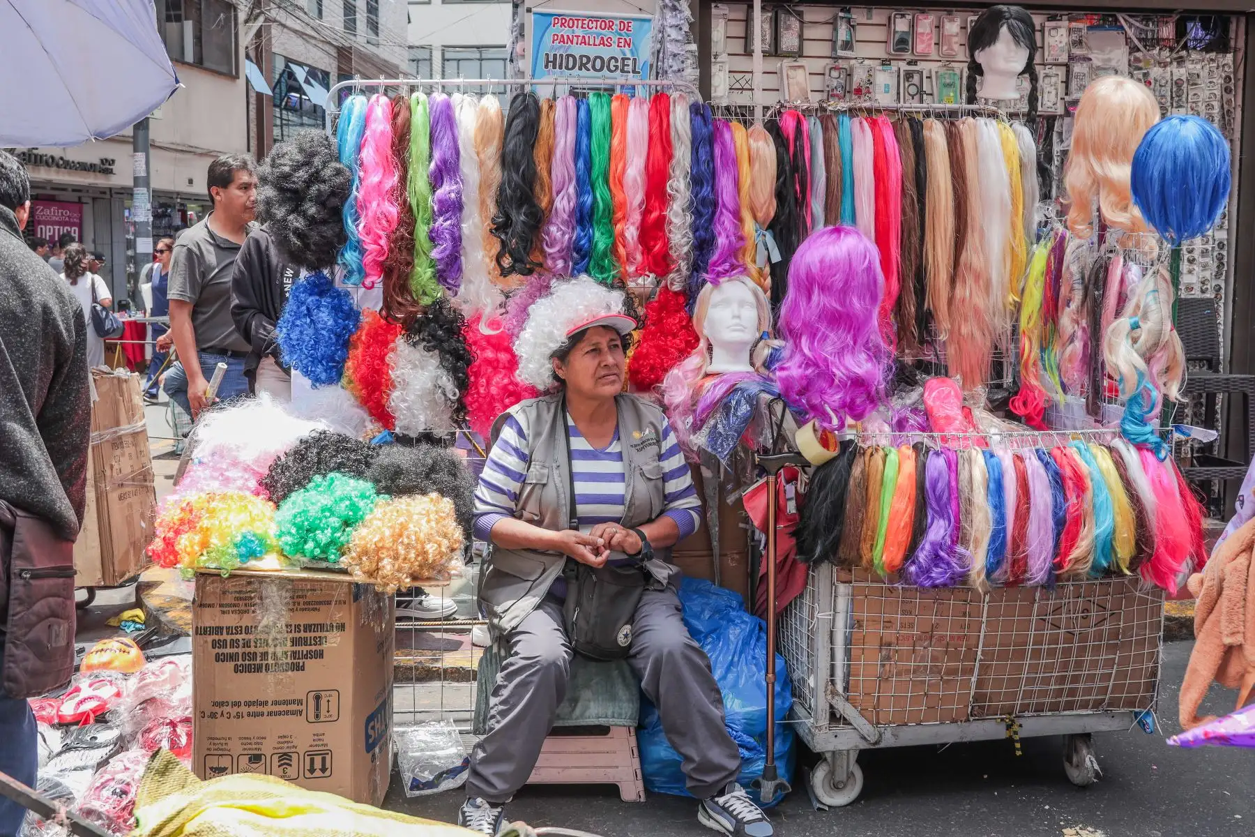 Comerciantes del Mercado Central venden disfraces y máscaras de Halloween días previos al 31 de octubre. Foto: ANDINA/ Connie Calderon