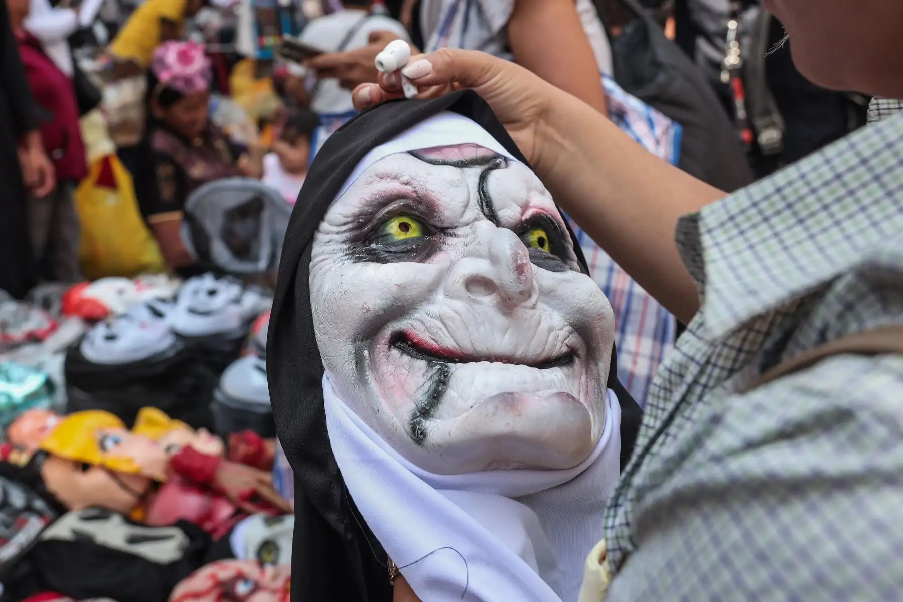 Comerciantes del Mercado Central venden disfraces y máscaras de Halloween días previos al 31 de octubre. Foto: ANDINA/ Connie Calderon