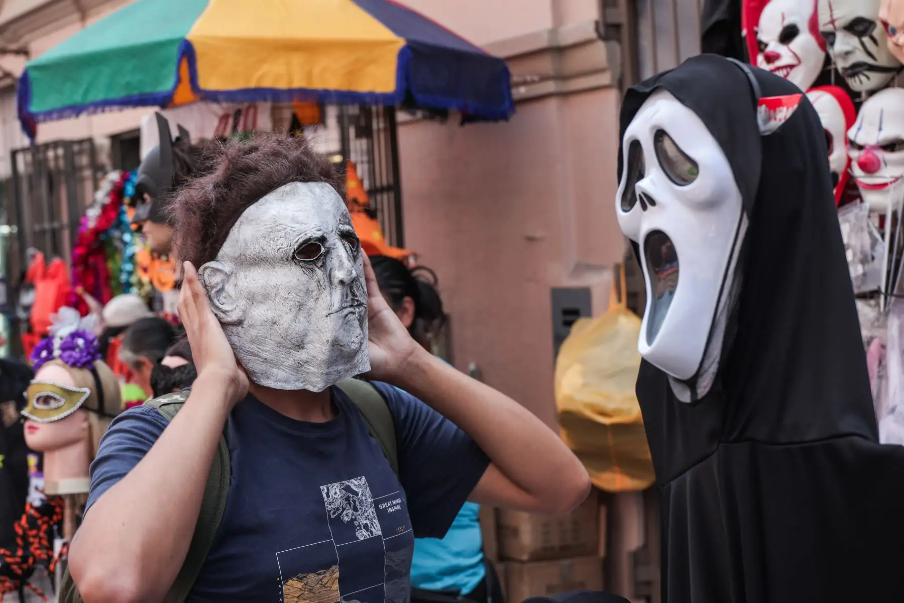 Comerciantes del Mercado Central venden disfraces y máscaras de Halloween días previos al 31 de octubre. Foto: ANDINA/ Connie Calderon
