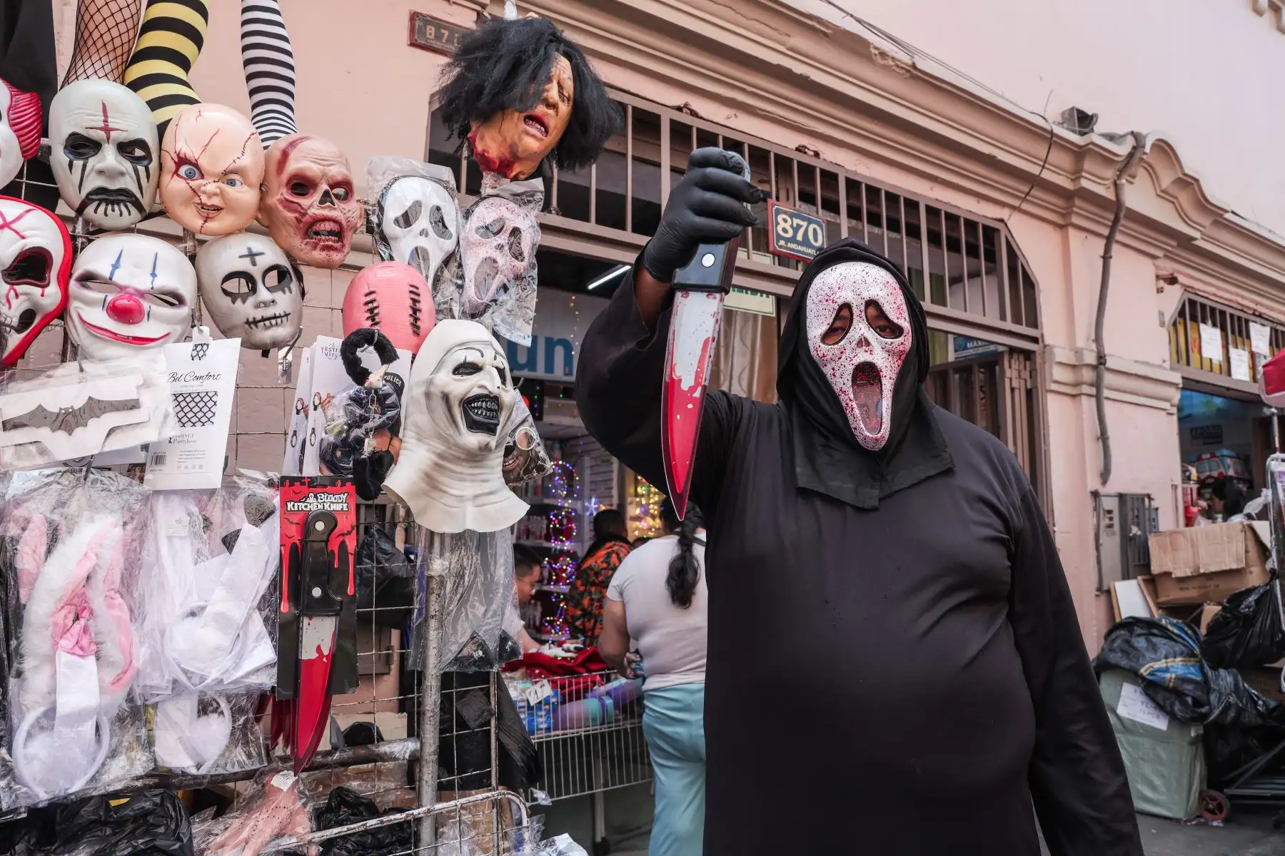 Comerciantes del Mercado Central venden disfraces y máscaras de Halloween días previos al 31 de octubre. Foto: ANDINA/ Connie Calderon