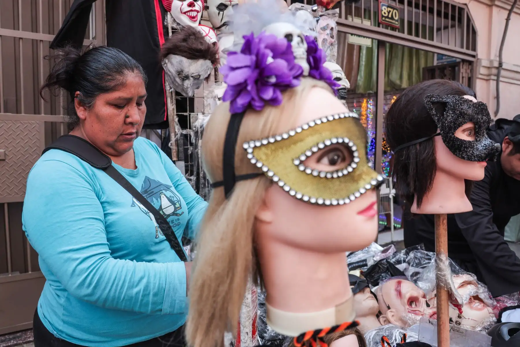 Comerciantes del Mercado Central venden disfraces y máscaras de Halloween días previos al 31 de octubre. Foto: ANDINA/ Connie Calderon