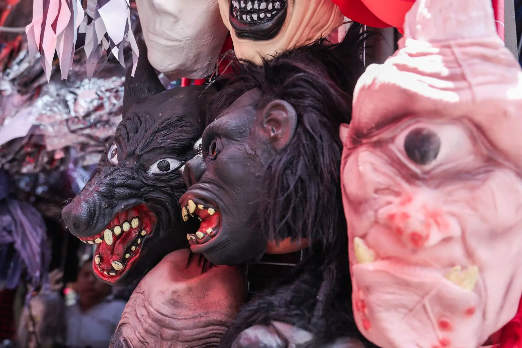 Comerciantes del Mercado Central venden disfraces y máscaras de Halloween días previos al 31 de octubre. Foto: ANDINA/ Connie Calderon