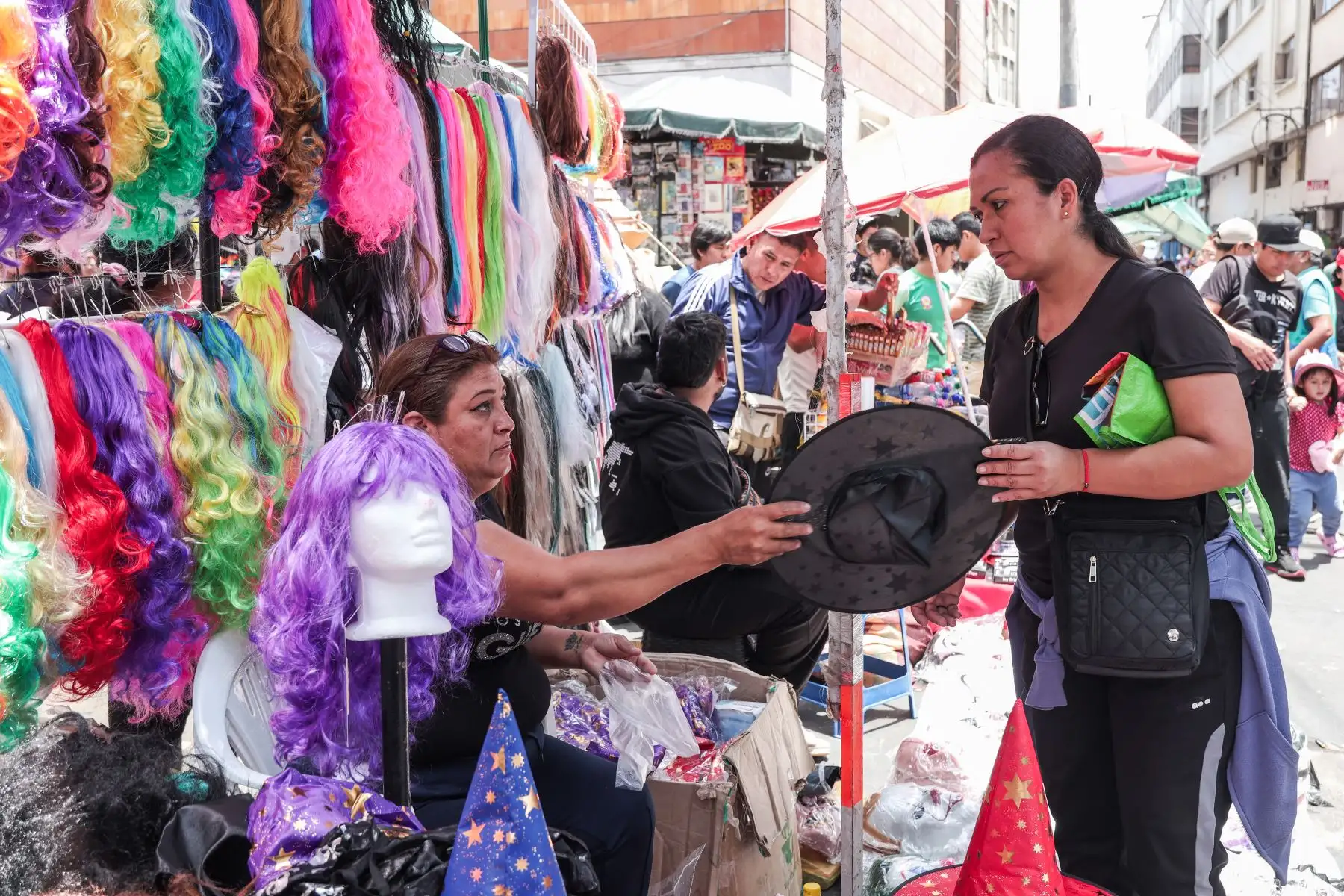 Comerciantes del Mercado Central venden disfraces y máscaras de Halloween días previos al 31 de octubre. Foto: ANDINA/ Connie Calderon
