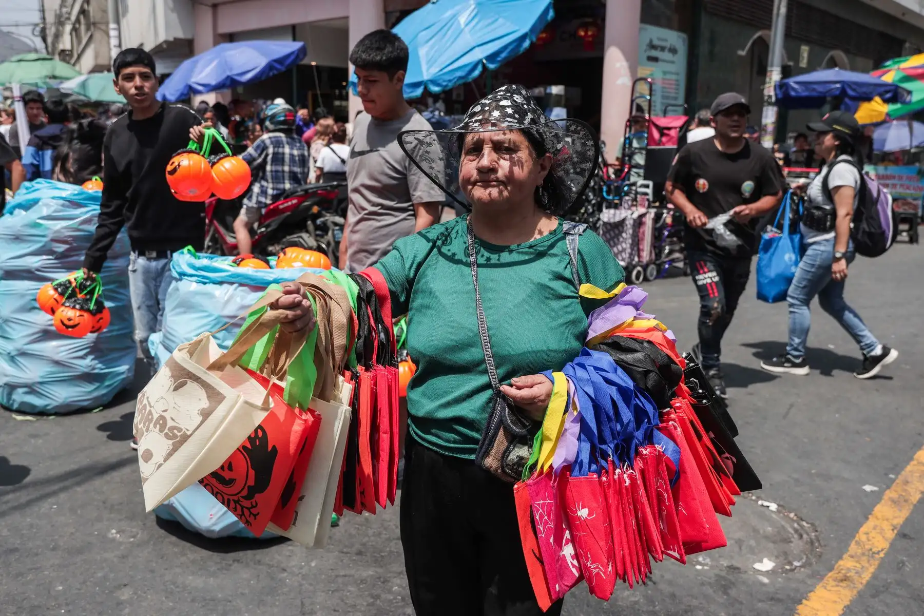 Comerciantes del Mercado Central venden disfraces y máscaras de Halloween días previos al 31 de octubre. Foto: ANDINA/ Connie Calderon