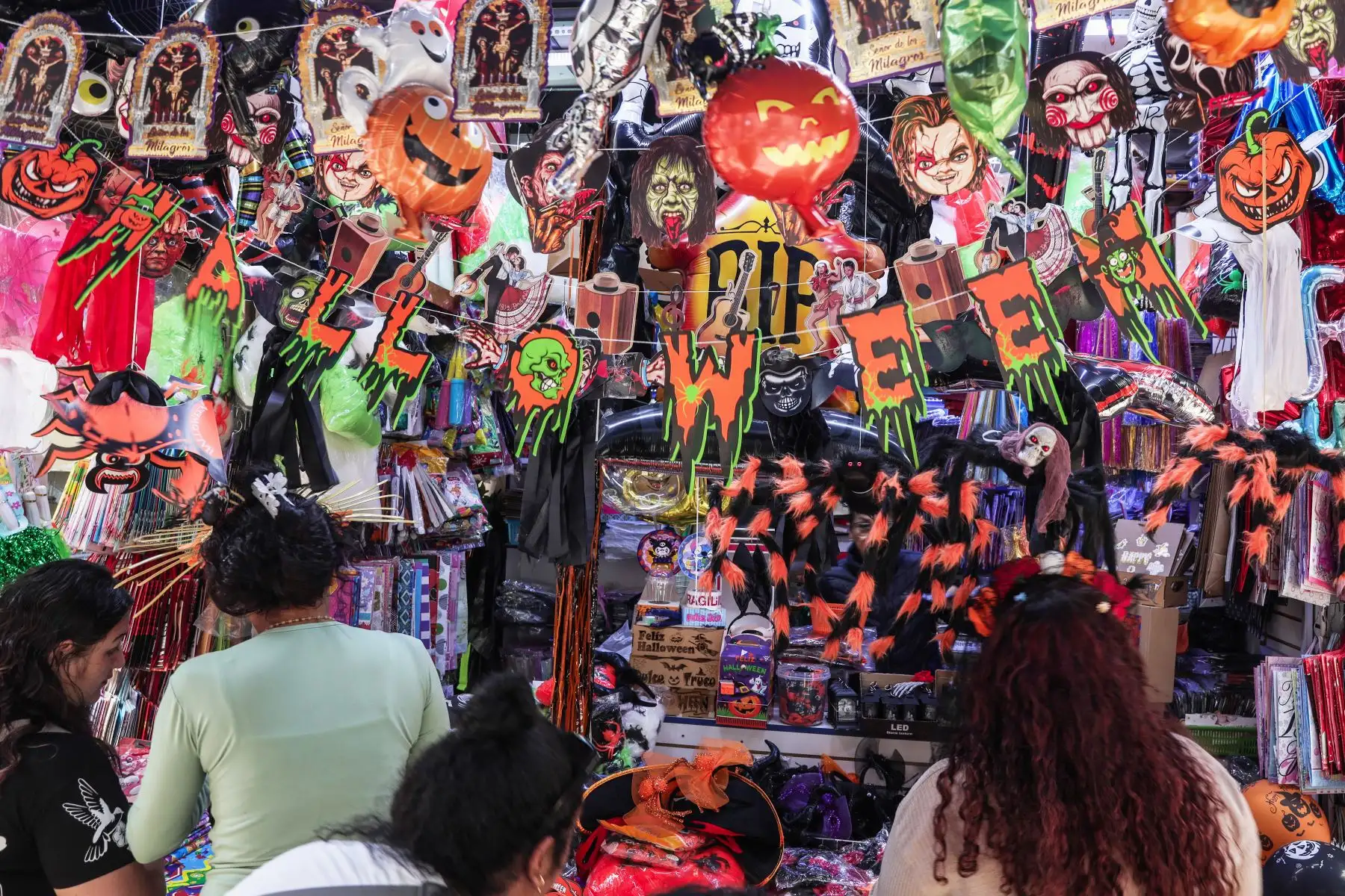 Comerciantes del Mercado Central venden disfraces y máscaras de Halloween días previos al 31 de octubre. Foto: ANDINA/ Connie Calderon