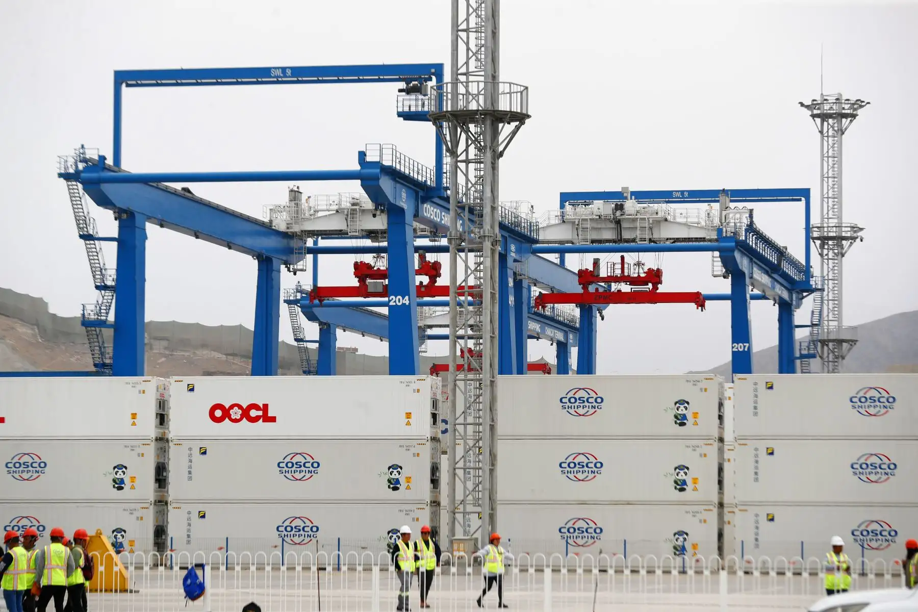 la infraestructura tiene capacidad para recibir los buques más grandes del mundo y que la automatización es uno de los sellos característicos de Chancay, pues esta permitirá que los barcos pasen menos tiempo parados y así abaratar costos logísticos. Foto: ANDINA/Daniel Bracamonte