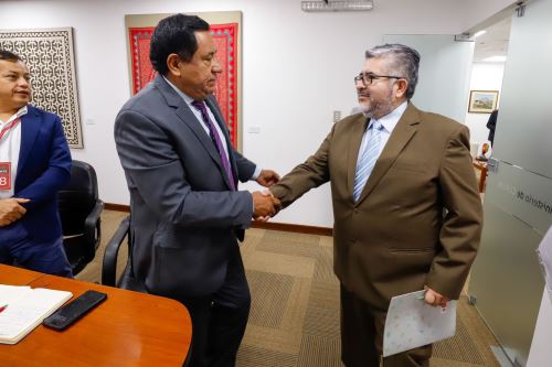 El ministro de Cultura, Fabricio Valencia, sostuvo recientemente una reunión de trabajo en Lima con el gobernador de Amazonas, Gilmer Horna; y el director ejecutivo de Proamazonas, Percy Pilco. Foto: ANDINA/Mincul