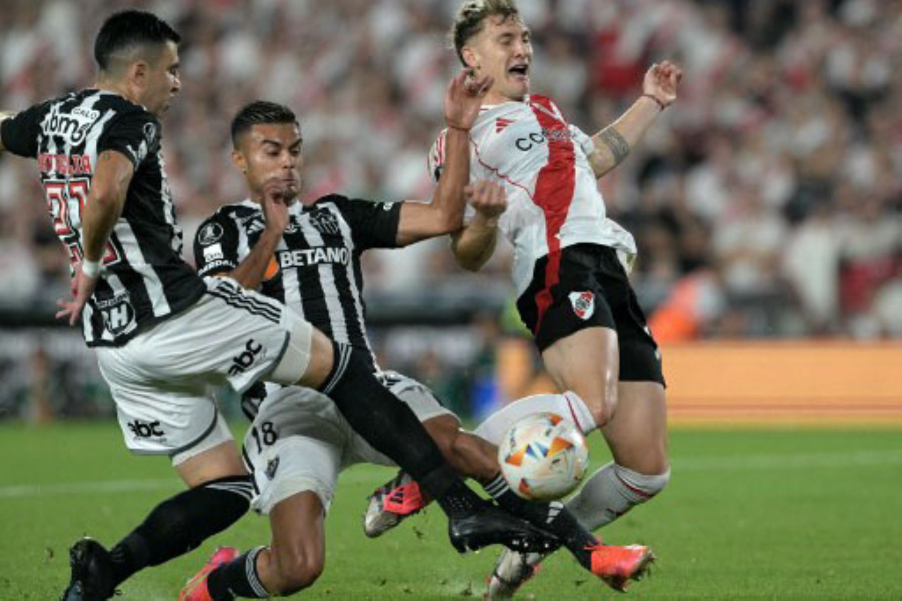 El mediocampista argentino del Atlético Mineiro Rodrigo Battaglia, el mediocampista argentino Fausto Vera y el delantero de River Plate  Facundo Colidio luchan por el balón durante el partido de vuelta de la semifinal de la Copa Libertadores entre River Plate de Argentina y el Atlético Mineiro de Brasil. Foto: AFP