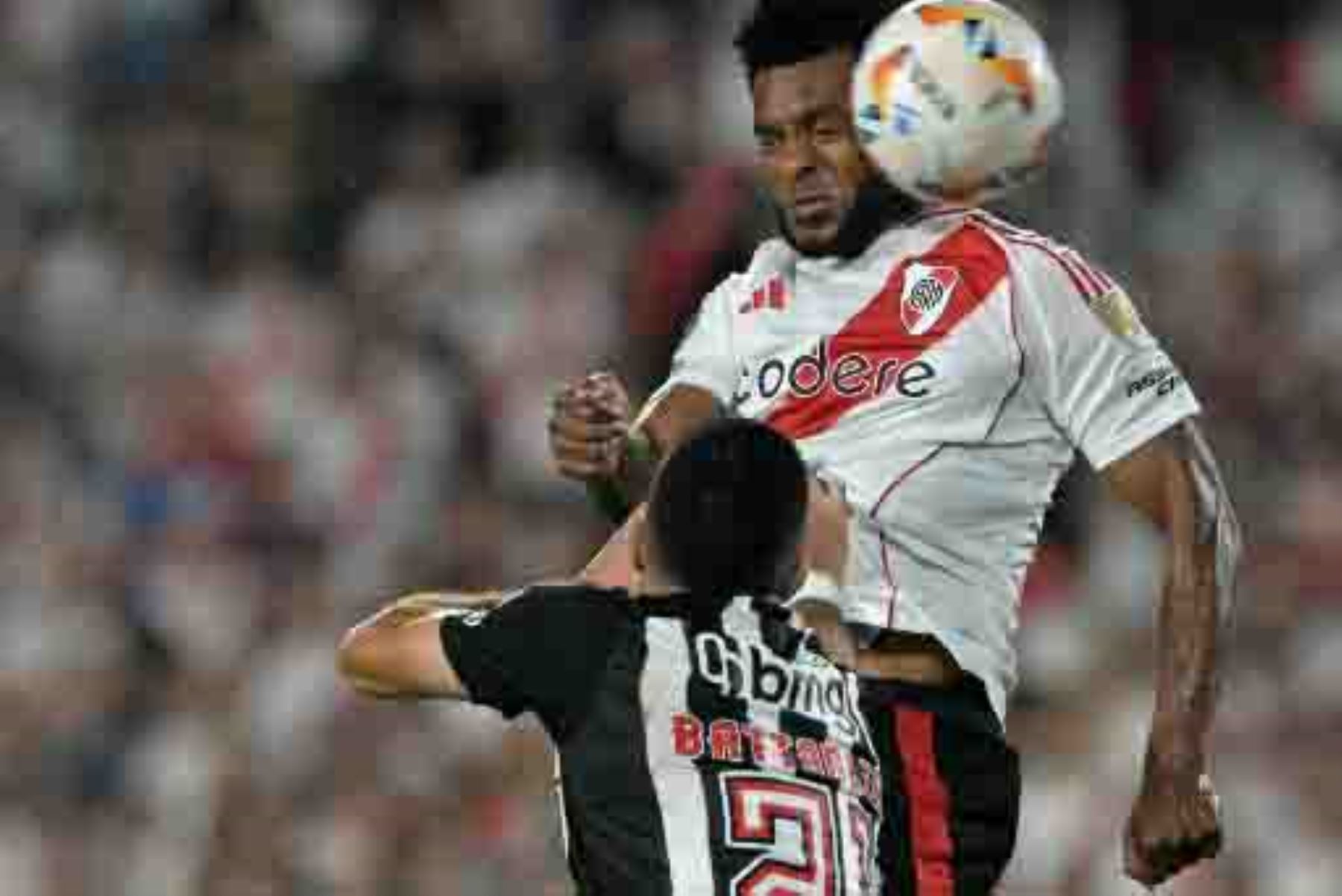 El delantero colombiano de River Plate Miguel Borjay el mediocampista argentino del Atlético Mineiro Rodrigo Battaglia luchan por el balón durante el partido de vuelta de la semifinal de la Copa Libertadores entre River Plate de Argentina y el Atlético Mineiro de Brasil en el estadio Monumental de Buenos Aires. Foto: AFP