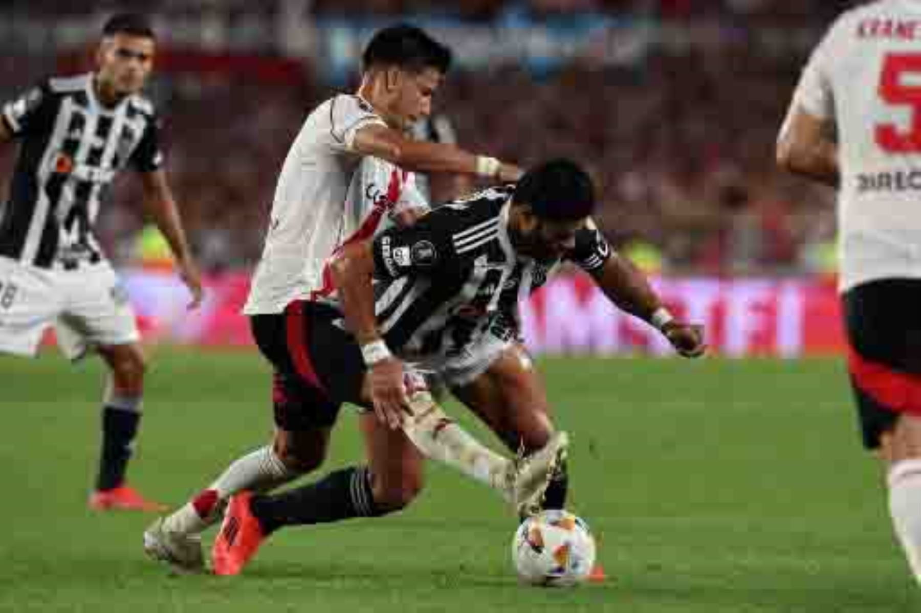 El mediocampista de River Plate Maximiliano Meza y el delantero del Atlético Mineiro Hulk luchan por el balón durante el partido de fútbol de vuelta de la semifinal de la Copa Libertadores entre River Plate de Argentina y el Atlético Mineiro de Brasil en el estadio Monumental de Buenos Aires. Foto: AFP