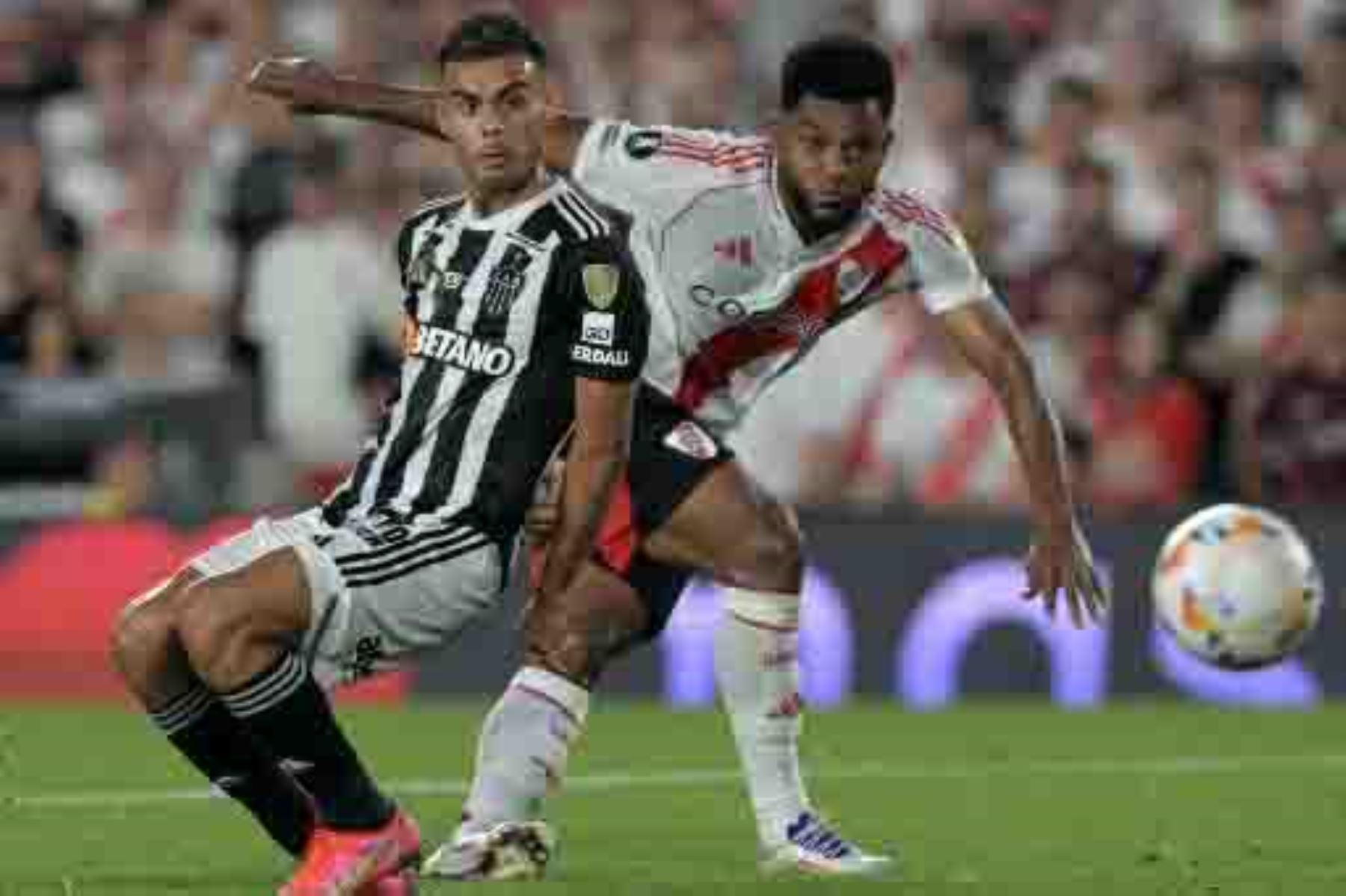 El delantero colombiano de River Plate Miguel Borja y el mediocampista argentino del Atlético Mineiro Fausto Vera miran el balón durante el partido de fútbol de vuelta de la semifinal de la Copa Libertadores entre River Plate de Argentina y el Atlético Mineiro de Brasil en el estadio Monumental de Buenos Aires. Foto: AFP