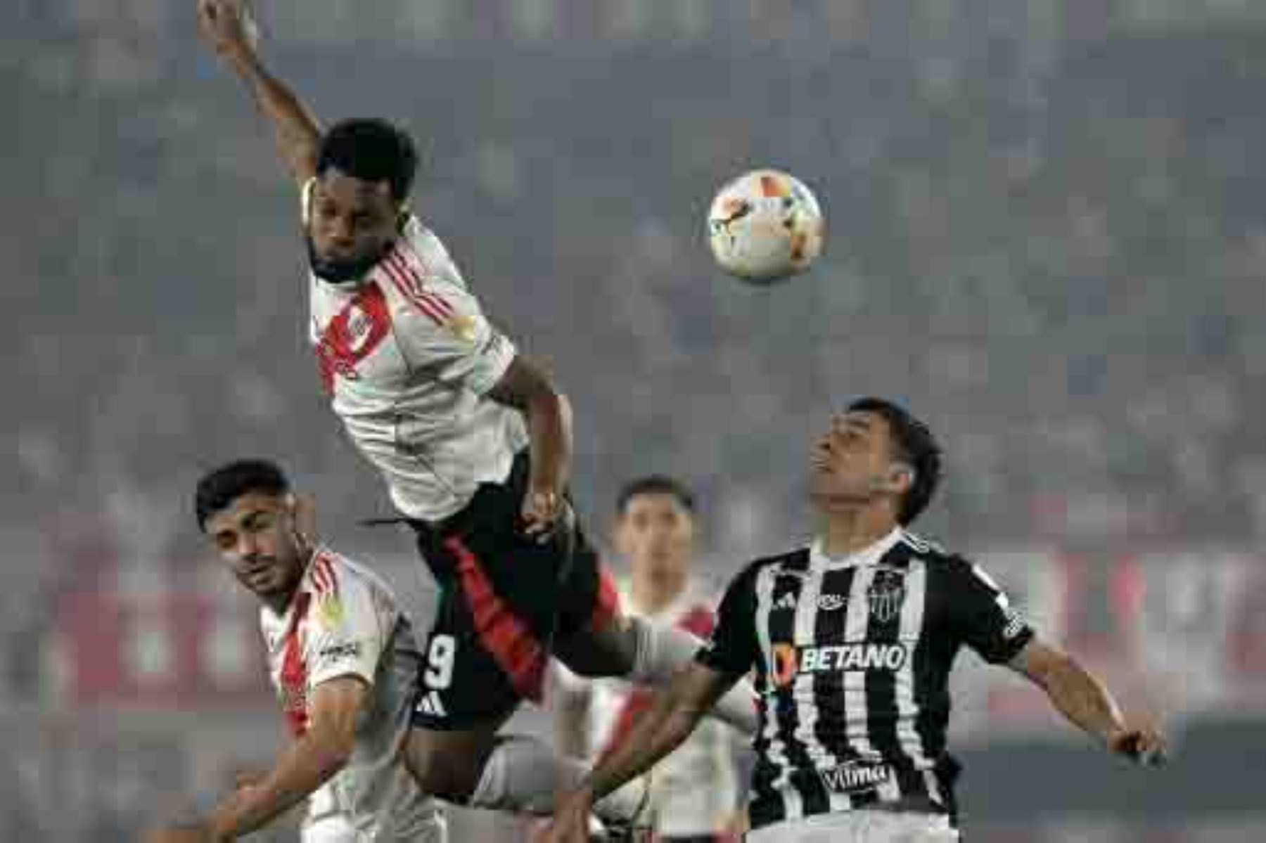 El delantero colombiano de River Plate Miguel Borja, el mediocampista Santiago Simón y el defensor paraguayo del Atlético Mineiro Junior Alonso luchan por el balón durante el partido de vuelta de la semifinal de la Copa Libertadores entre River Plate de Argentina y el Atlético Mineiro de Brasil en el Monumental de Buenos Aires. Foto: AFP