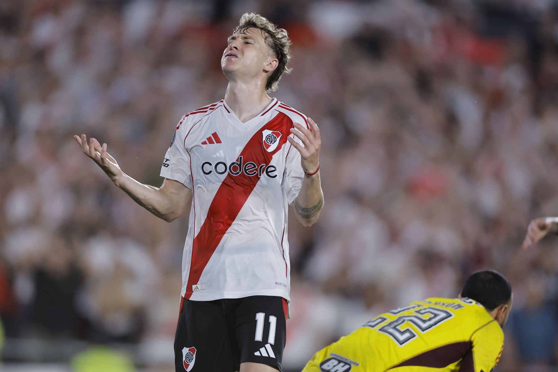 Facundo Colidio de River reacciona este martes, en un partido de las semifinales de la Copa Libertadores entre River Plate y Atlético Mineiro en el estadio Mas Monumental de Buenos Aires. Foto: AFP