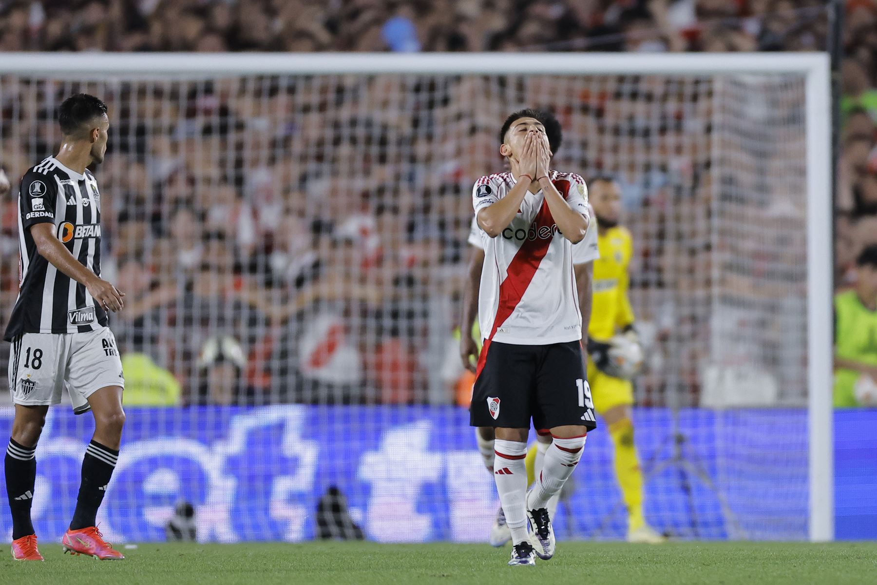 Claudio Echeverri de River reacciona este martes, en un partido de las semifinales de la Copa Libertadores entre River Plate y Atlético Mineiro en el estadio Mas Monumental de Buenos Aires. Foto: EFE