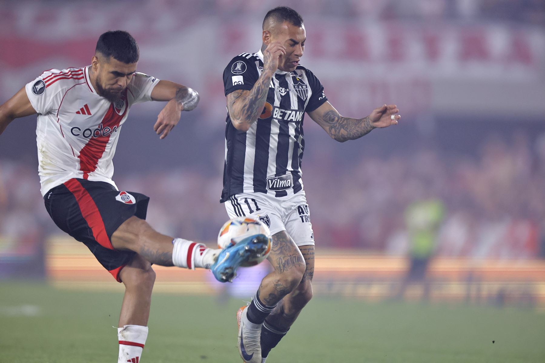 Paulo Díaz de River disputa el balón con Eduardo Vargas de Mineiro este martes, en un partido de las semifinales de la Copa Libertadores entre River Plate y Atlético Mineiro en el estadio Mas Monumental de Buenos Aires. Foto: EFE