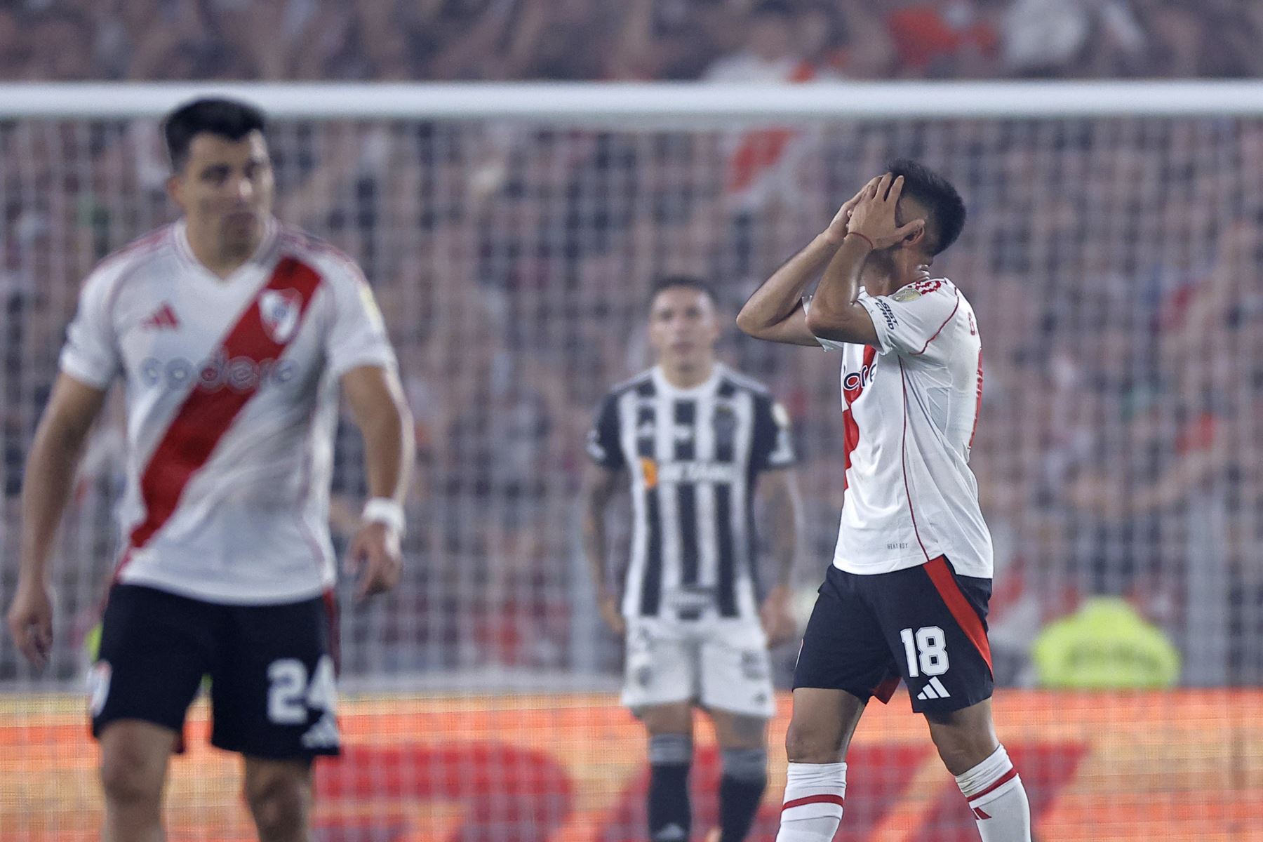 Gonzalo Martinez de River reacciona este martes, en un partido de las semifinales de la Copa Libertadores entre River Plate y Atlético Mineiro en el estadio Mas Monumental de Buenos Aires. Foto: EFE