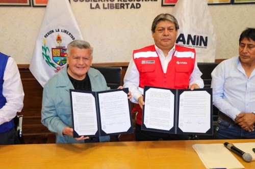 Titular de la ANIN, Hernán Yaipén, y el gobernador regional de La Libertad, César Acuña, firmaron convenio. Foto: ANDINA/Difusión