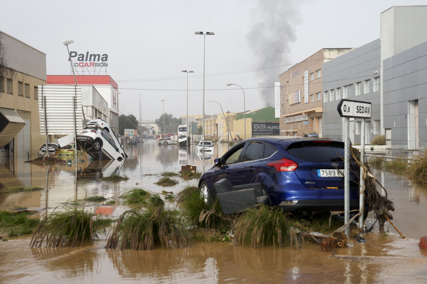 Las imágenes grabadas el martes mostraban torrentes de agua arrasando calles y arrastrando coches. Foto: AFP