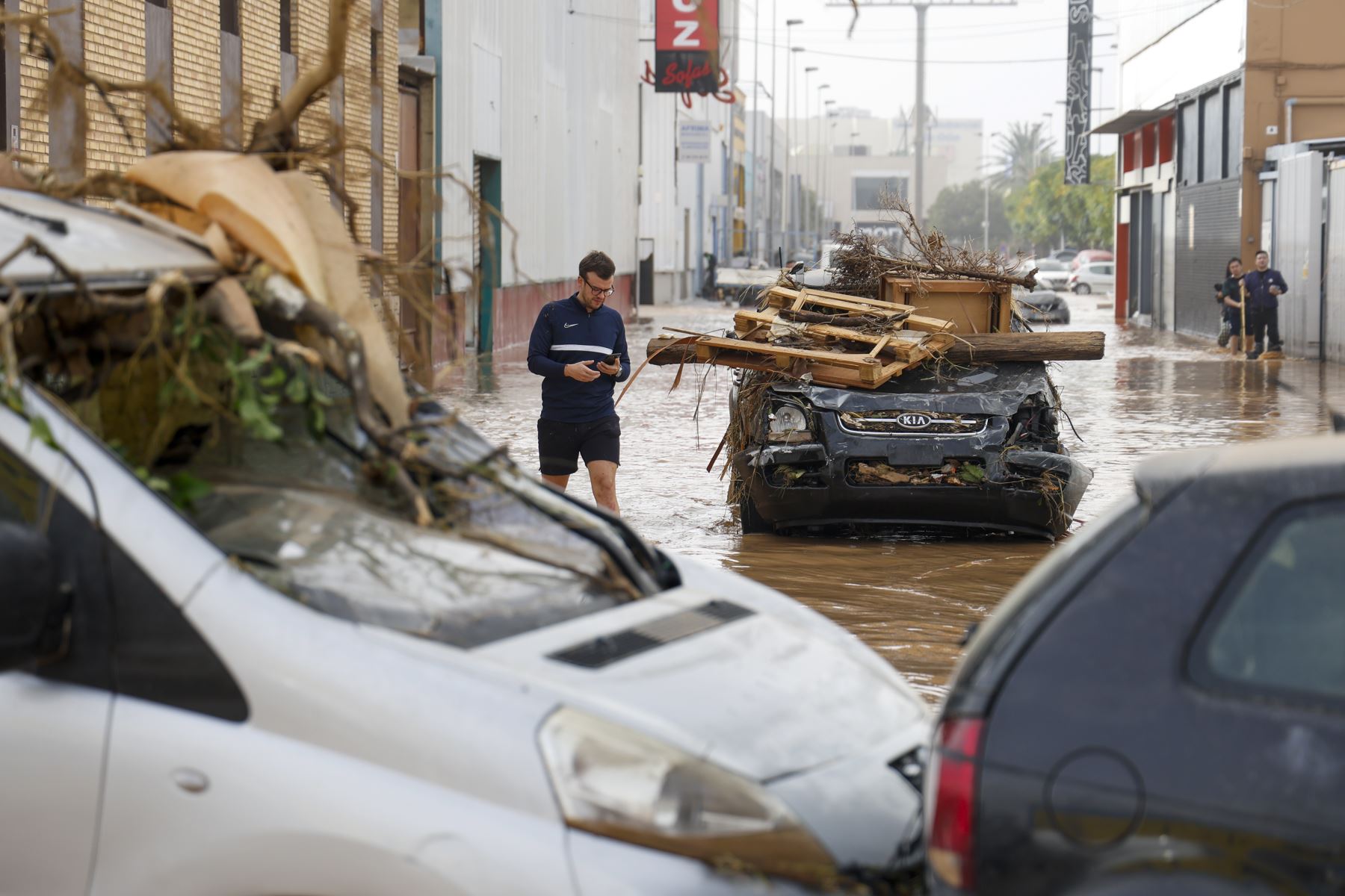 Las imágenes grabadas el martes mostraban torrentes de agua arrasando calles y arrastrando coches. Foto: AFP