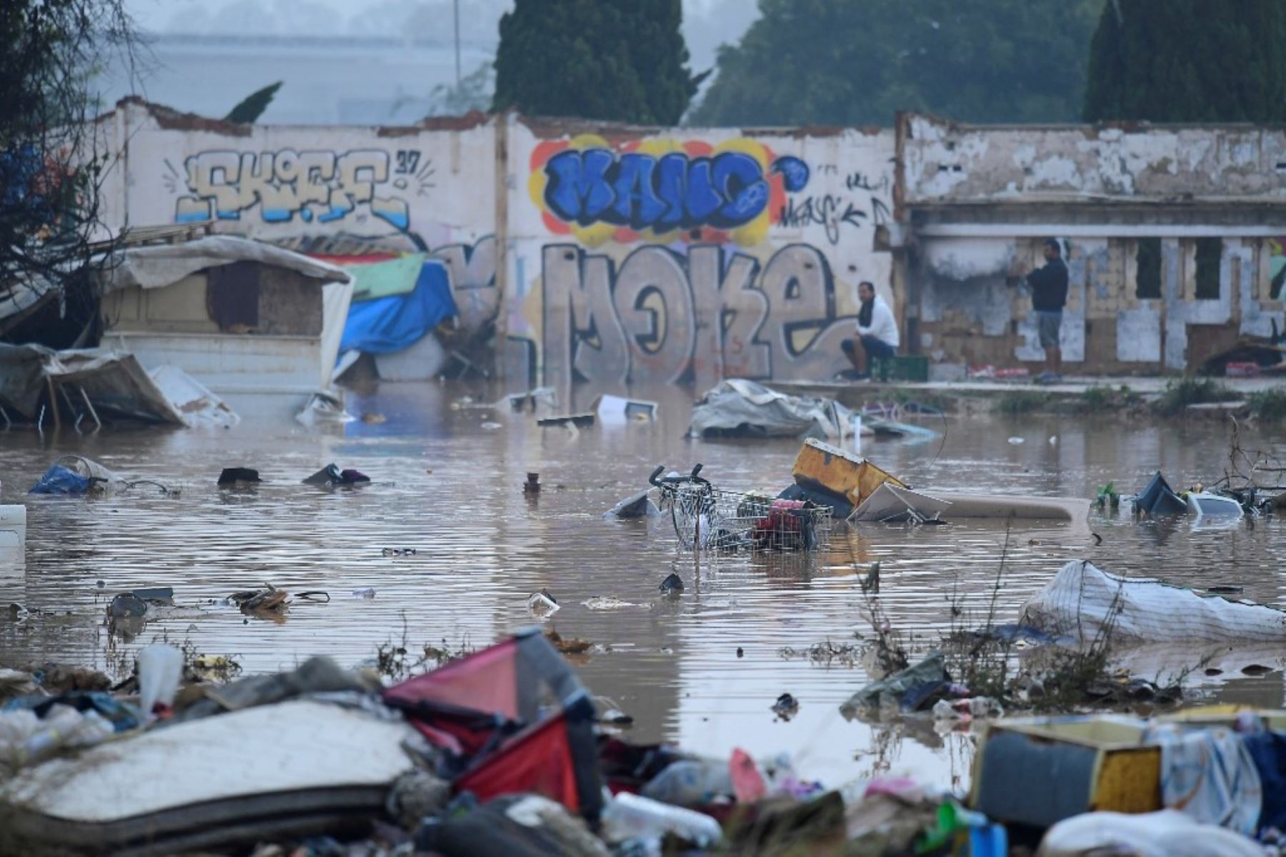 "Primer balance realizado por los distintos cuerpos y fuerzas de seguridad y emergencias: cifra de víctimas mortales provisional de 51 personas", indicaron en la red social X los servicios de socorro de Valencia. Foto: AFP