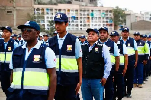 Como parte del plan de seguridad "Todo los Santos" para la llegada de más de 2 millones de personas al cementerio Nueva Esperanza este viernes 1 de noviembre, se desplegarán 300 efectivos, entre ellos miembros del serenazgo, agentes motorizados, fiscalizadores e inspectores. Foto: ANDINA/Daniel Bracamonte