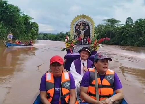 La fe de los devotos del Señor de los Milagros no conoce límites. En Pasco la sagrada imagen del Cristo Moreno realiza una procesión fluvial en el río Palcazú recorriendo comunidades ubicadas en la selva de la provincia de Oxapampa. ANDINA/Difusión