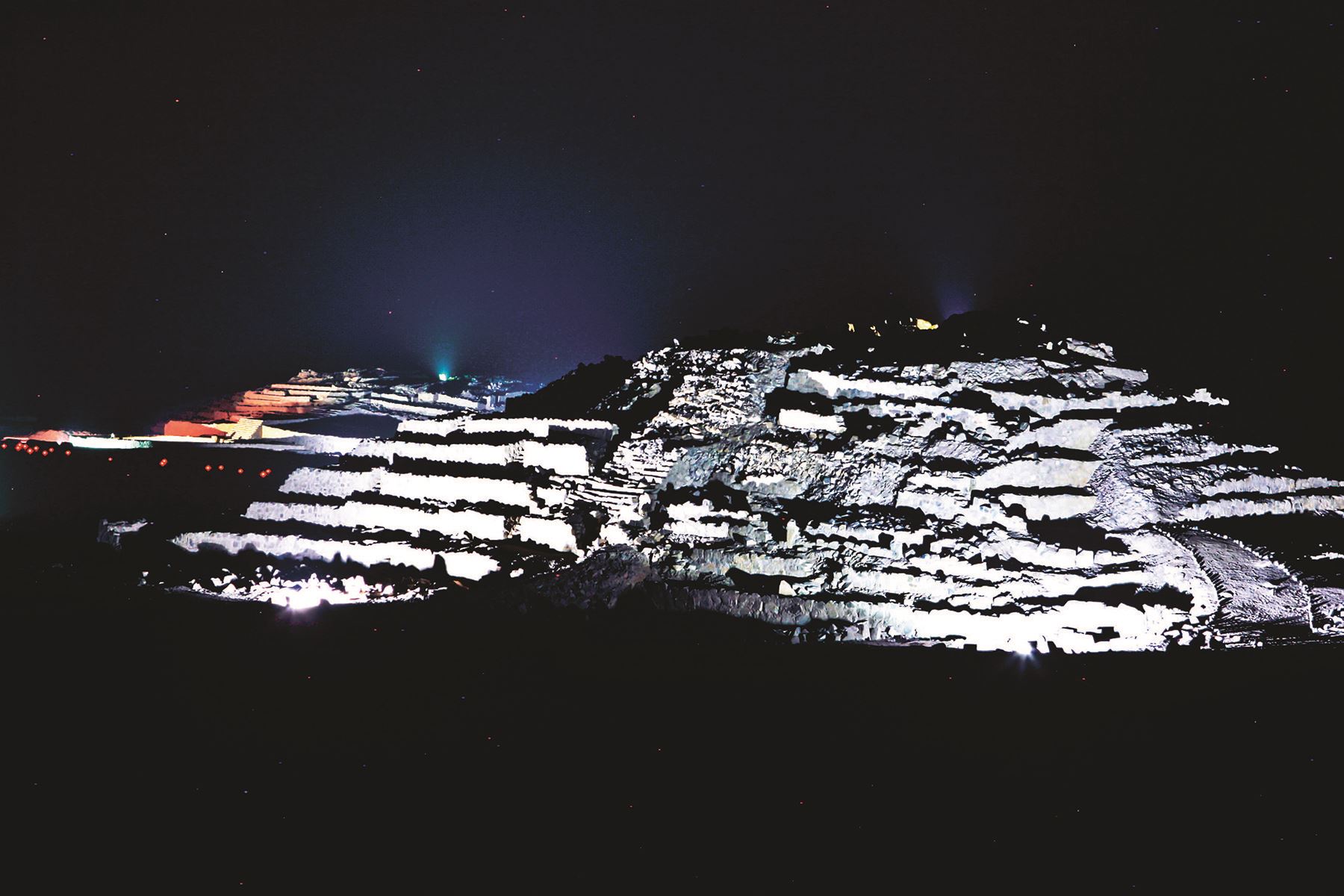 Lima, 29 de octubre del 2010 /  El edificio piramidal de la galería de la ciudad sagrada de Caral-Supe, iluminada. Al fondo, el edificio piramidal mayor. Foto: Diario Oficial El Peruano / Jack Ramón