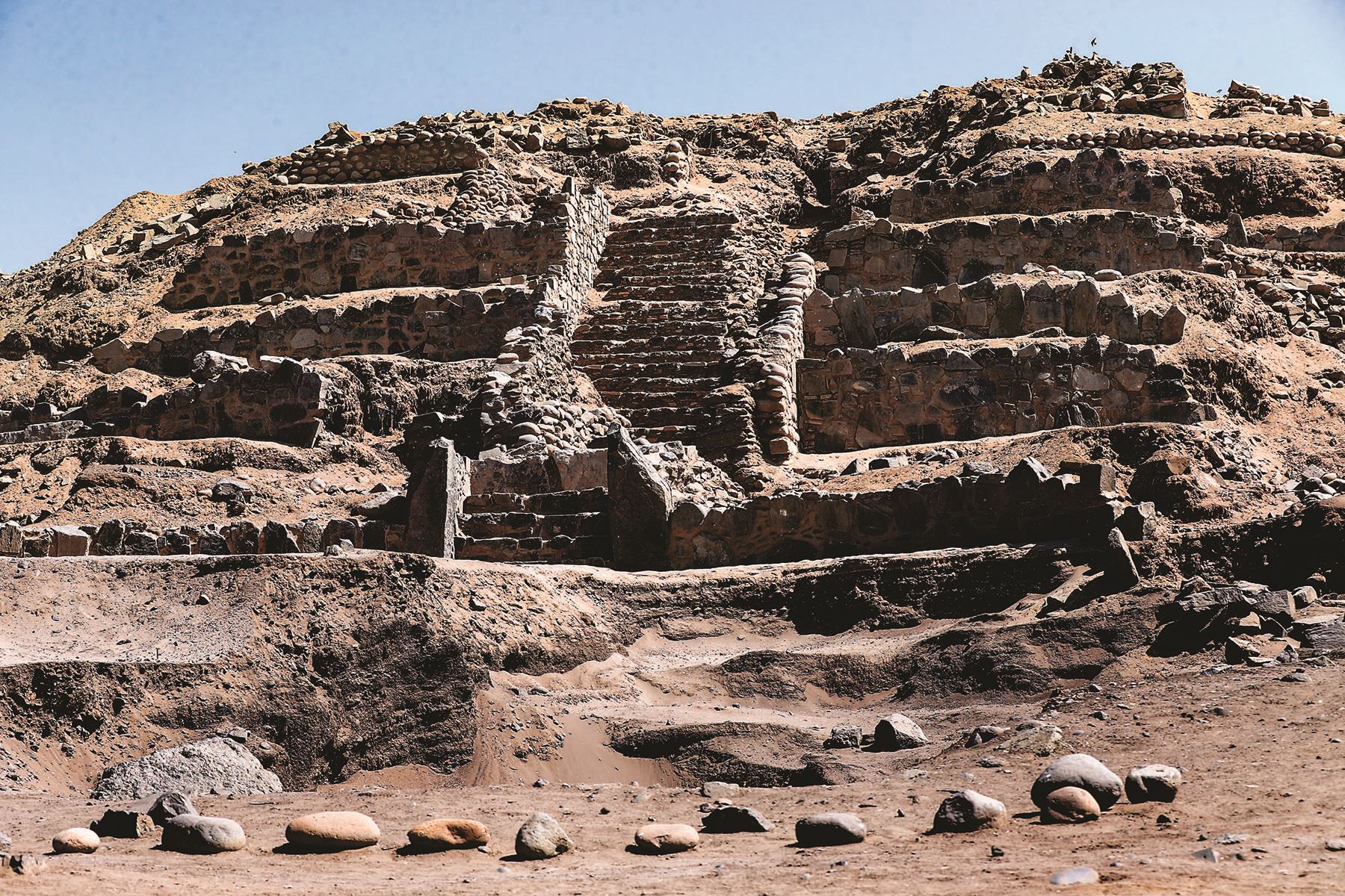 Lima, 1 de junio del 2023 / Escalera central y monolitos. Huaca Los Ídolos, de Áspero, en el distrito de Supe Puerto, provincia de Barranca, departamento de Lima. Foto: Diario Oficial El Peruano/Daniel Bracamonte