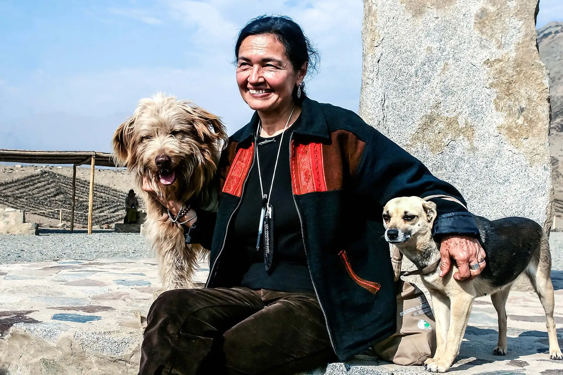 Lima, 1 de setiembre del 2007 / La doctora Ruth Shady en la ciudad sagrada de Caral-Supe, acompañada por sus fieles guardianes Oso y Osita.
Foto: Diario Oficial El Peruano / Jorge Paz