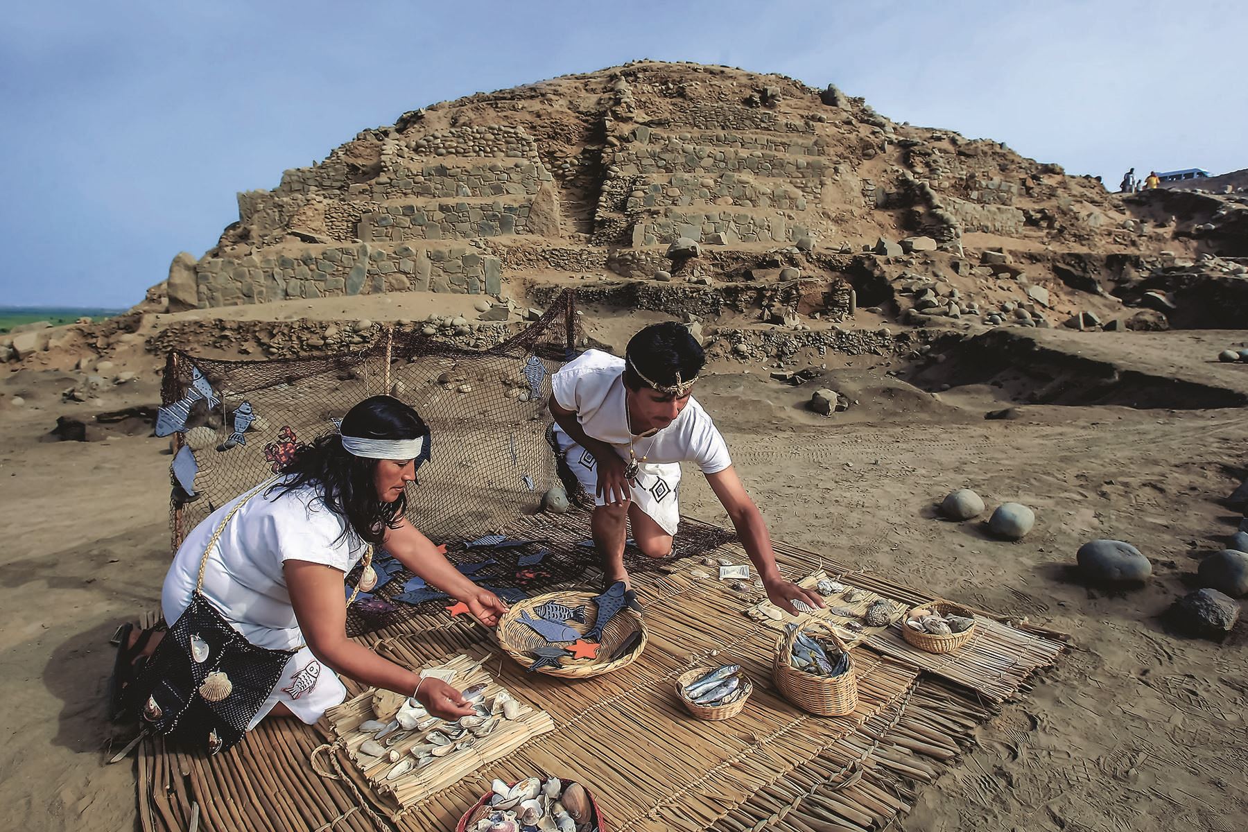 Lima, 16 de abril del 2013 / Reviviendo el pasado. Ofrenda a la cochamama. Al fondo la huaca Los Ídolos, del centro urbano monumental Áspero. 
Foto: Diario Oficial El Peruano / Juan Carlos Guzmán