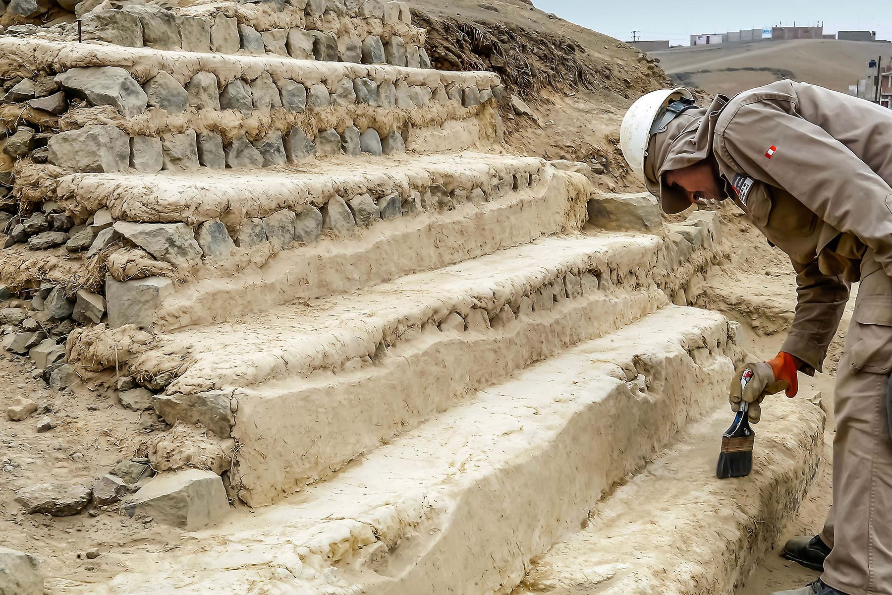 Lima, 28 de agosto del 2013 / Cuidado y conservación de antiguas escaleras. Vichama, distrito de Végueta, provincia de Huaura, departamento de Lima. Foto: Diario Oficial El Peruano / Norman Córdova