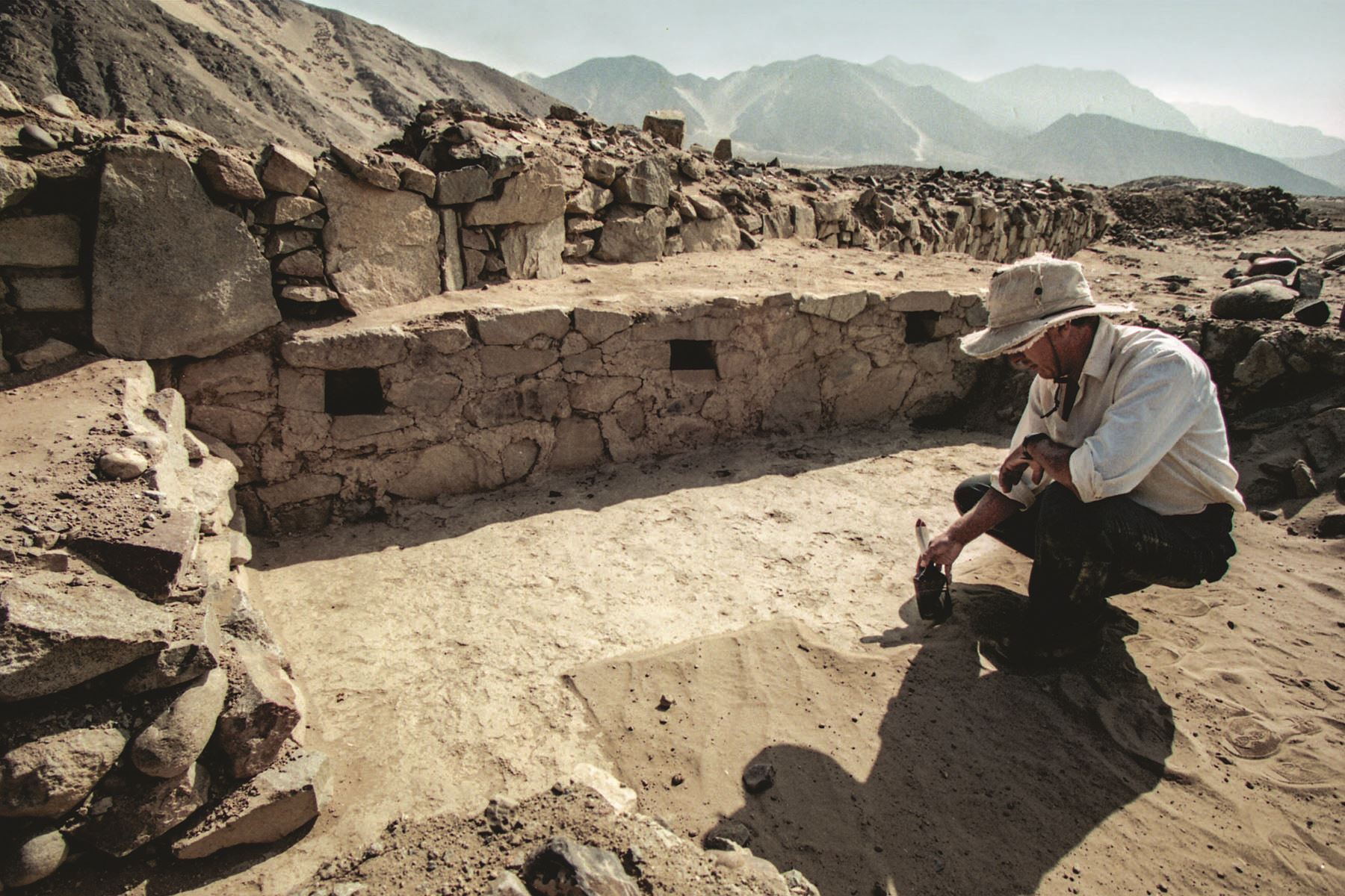 Lima, 28 de abril del 2001 / Arqueólogo trabajando. Investigaciones en el edificio del anfiteatro de la ciudad sagrada de Caral-Supe, valle de Supe, provincia de Barranca, departamento de Lima.
Foto: Diario Oficial El Peruano / Vidal Tarqui