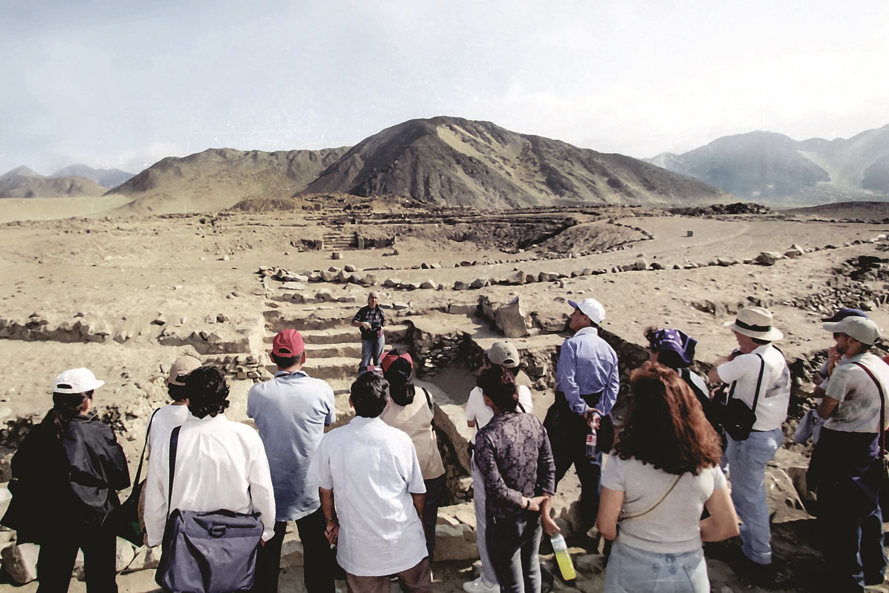 Lima, 28 de abril del 2001 / Frente a restos visibles de la ciudad más antigua de América, la doctora Ruth Shady detalla la trascendencia histórica de Caral.  Foto: Diario Oficial El Peruano / Vidal Tarqui Palomino