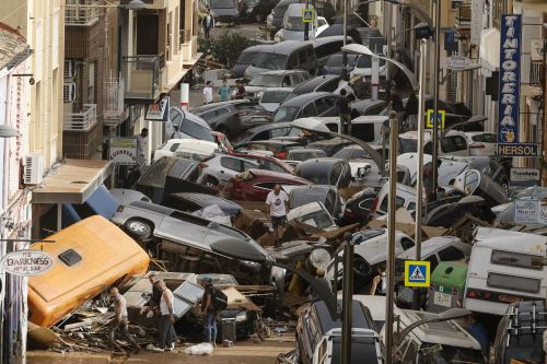 Residentes atónitos y rescatistas desbordados ante las inundaciones en España