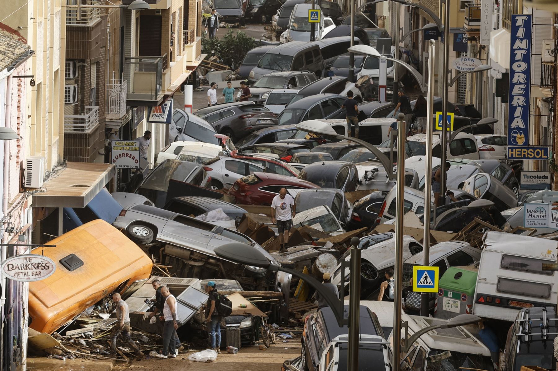 Vehículos amontonados en una calle tras las intensas lluvias de la fuerte dana que afecta especialmente el sur y el este de la península ibérica, este miércoles en Picaña, Valencia.  Foto: EFE