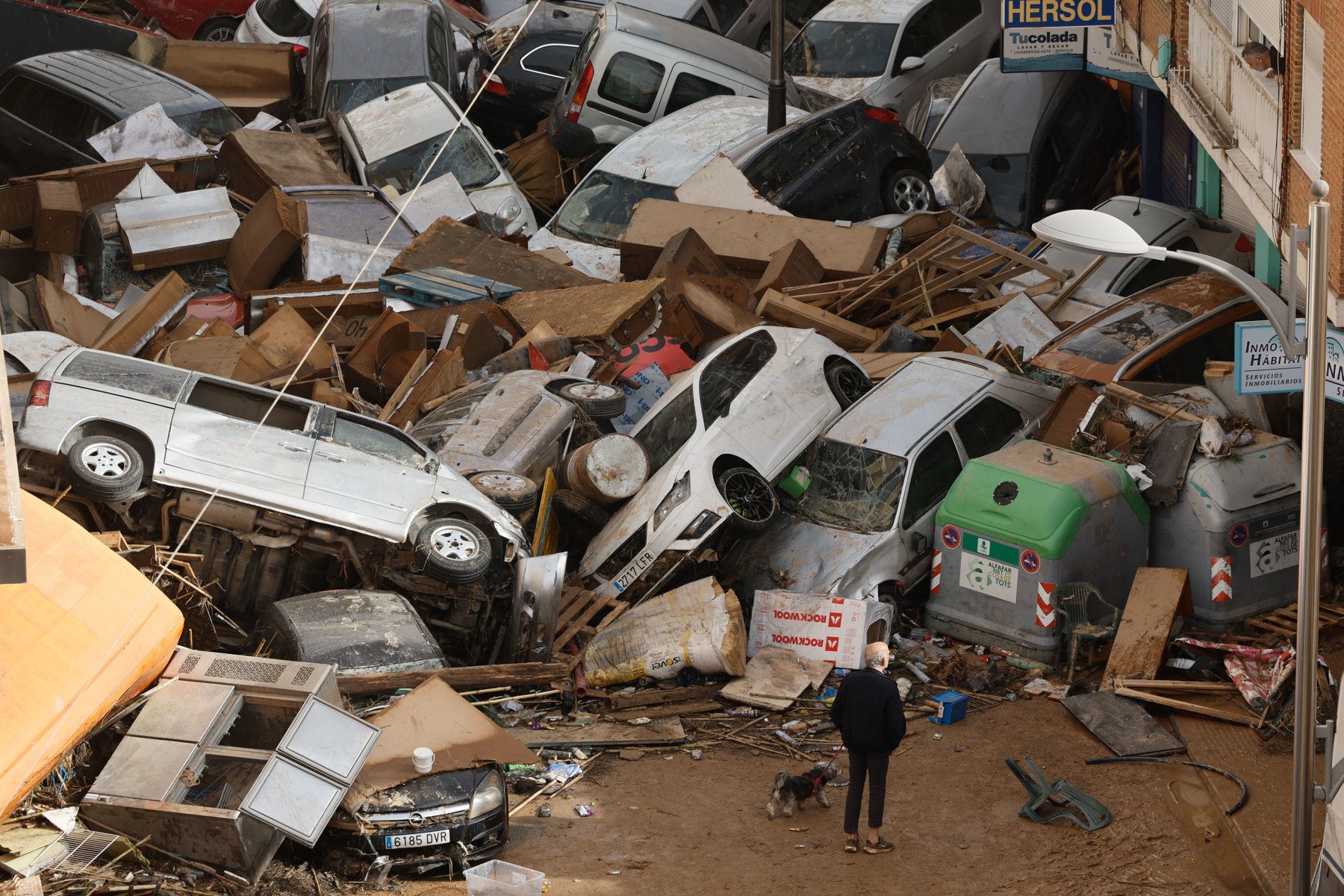 Vehículos amontonados en una calle tras las intensas lluvias de la fuerte dana que afecta especialmente el sur y el este de la península ibérica, este miércoles en Picaña, Valencia.  Foto: EFE