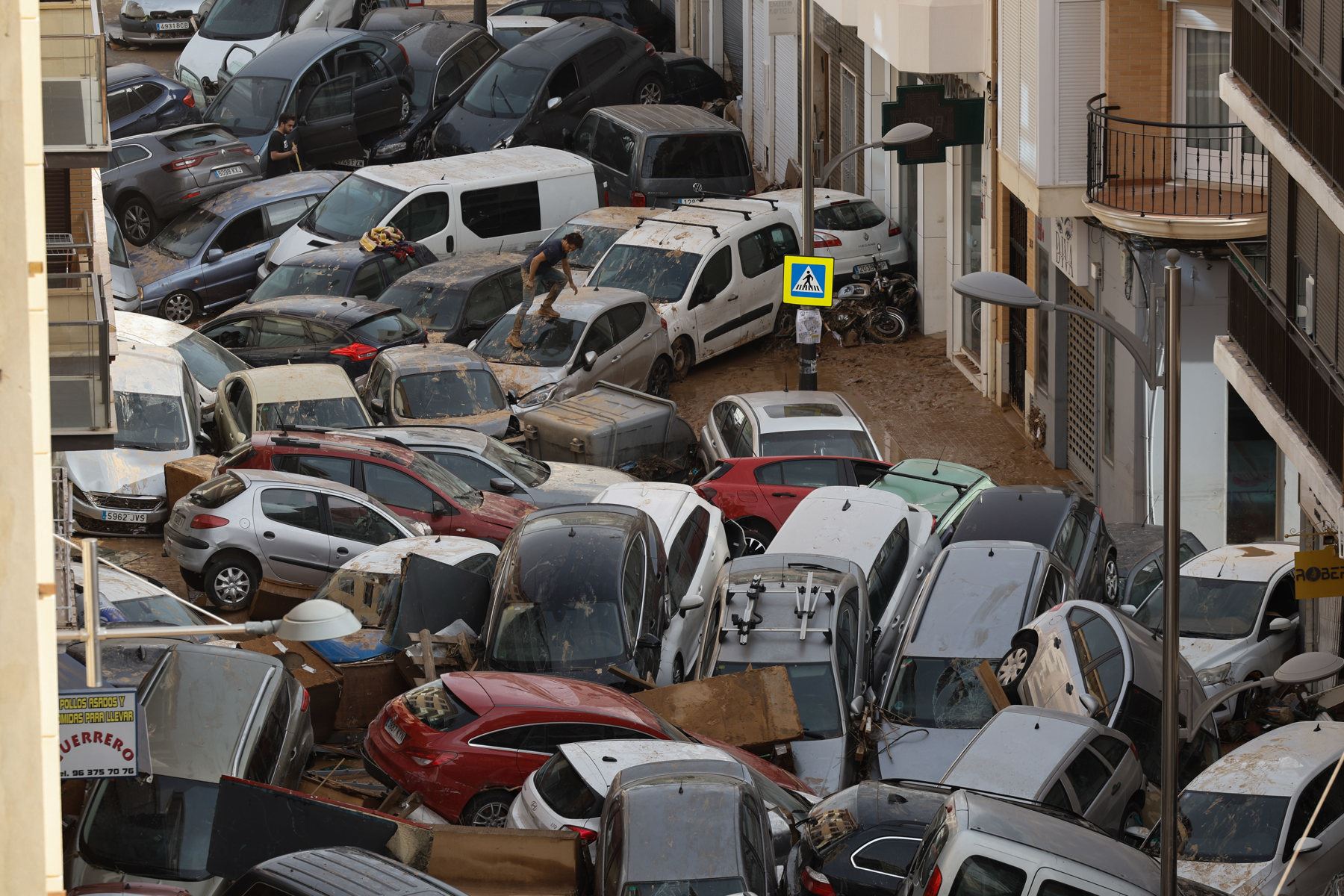 Vehículos amontonados en una calle tras las intensas lluvias de la fuerte dana que afecta especialmente el sur y el este de la península ibérica, este miércoles en Picaña, Valencia.  Foto: EFE