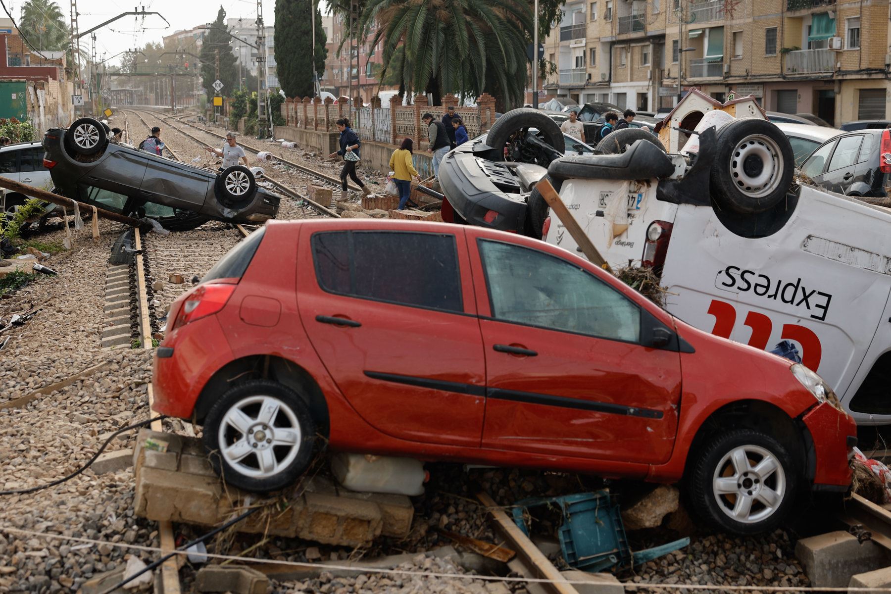 Vehículos amontonados en una calle tras las intensas lluvias de la fuerte dana que afecta especialmente el sur y el este de la península ibérica, este miércoles en Picaña, Valencia.  Foto: EFE