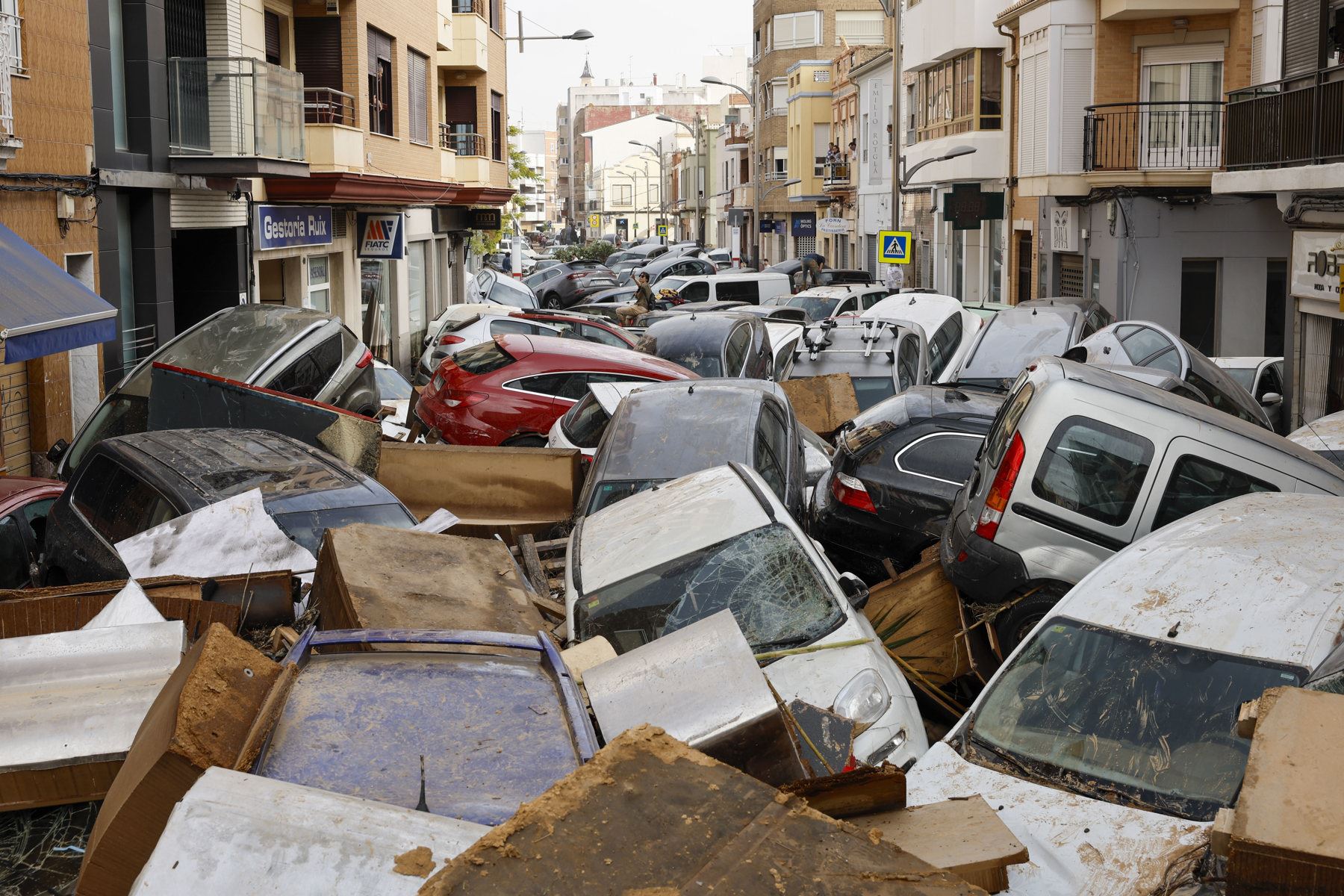 Carreteras están todas cortadas, puentes cortados, puede que hayan desaparecido, afirma este miércoles a AFPTV José Manuel Rellán, habitante de la localidad de Ribarroja del Turia, cercana a la ciudad de Valencia, al recordar la pesadilla que vivió la noche anterior. Foto: EFE